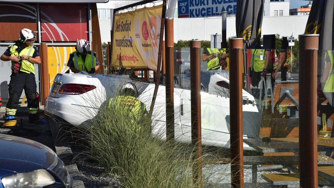 Heute.at - Mercedes rast in Mäci-Garten! Mehrere Personen verletzt
