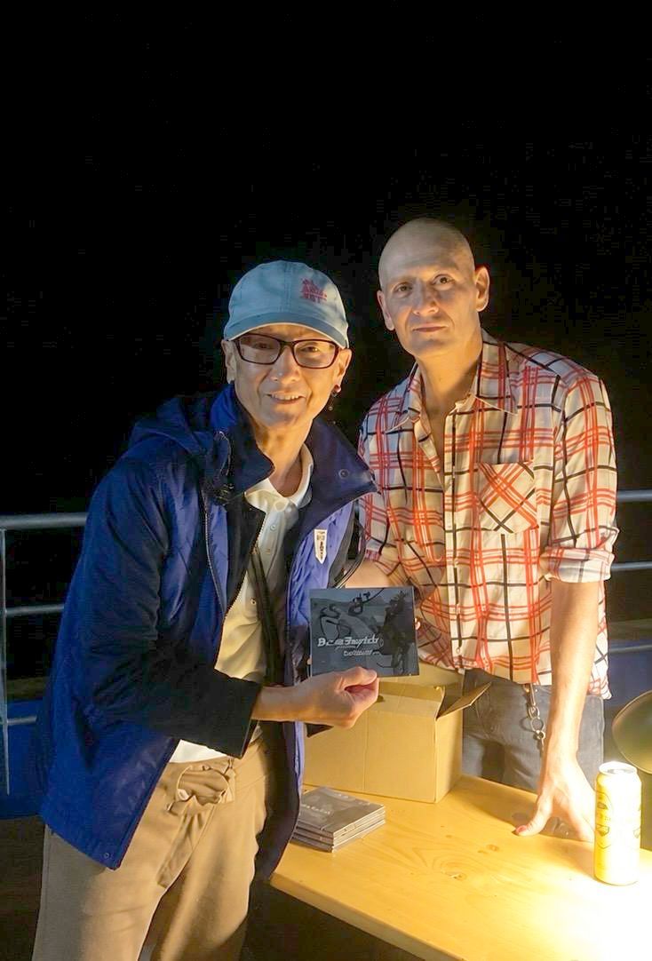 Frau K. (links) mit Musical-Star Drew Sarich nach dem Konzert auf der Donaulände in Tulln.