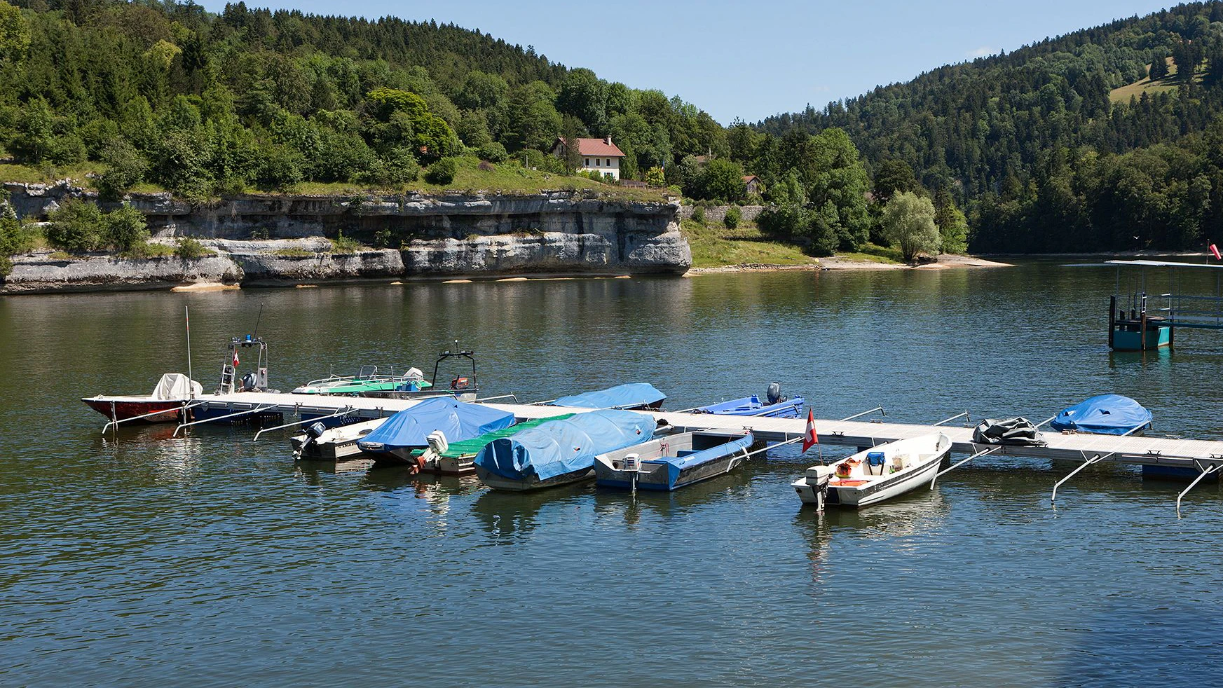 So sieht der Lac des Brenets bei normalem Pegel aus. Das Wasser steht bis zu der markanten Erosions-Kerbe in den Klippen. (2011)