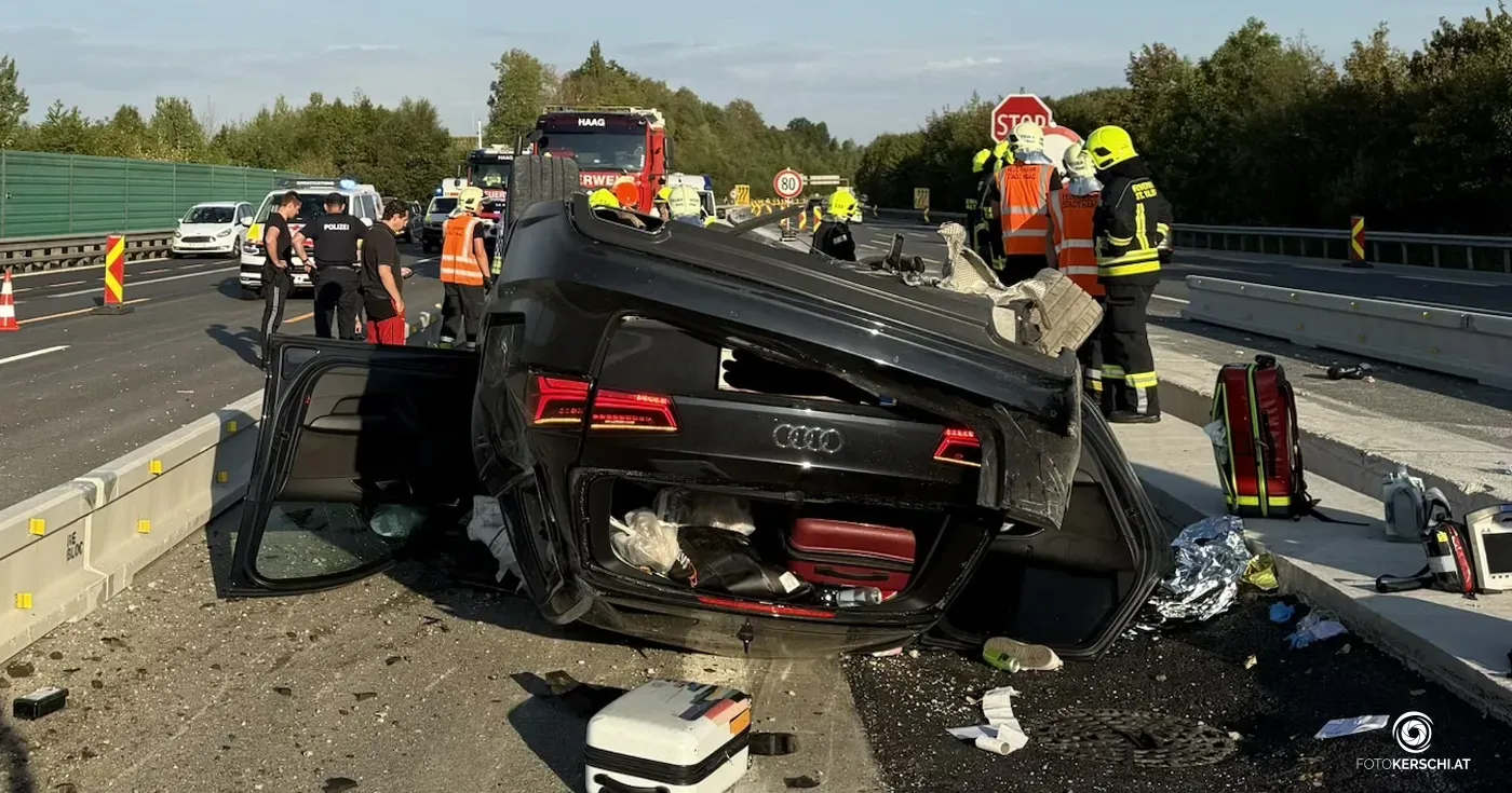 Schwerer Unfall auf der A1: Gegen 7 Uhr (16.8.2026) überschlug sich ein Auto im Baustellenbereich bei Kilometer 142 in Fahrtrichtung Salzburg.