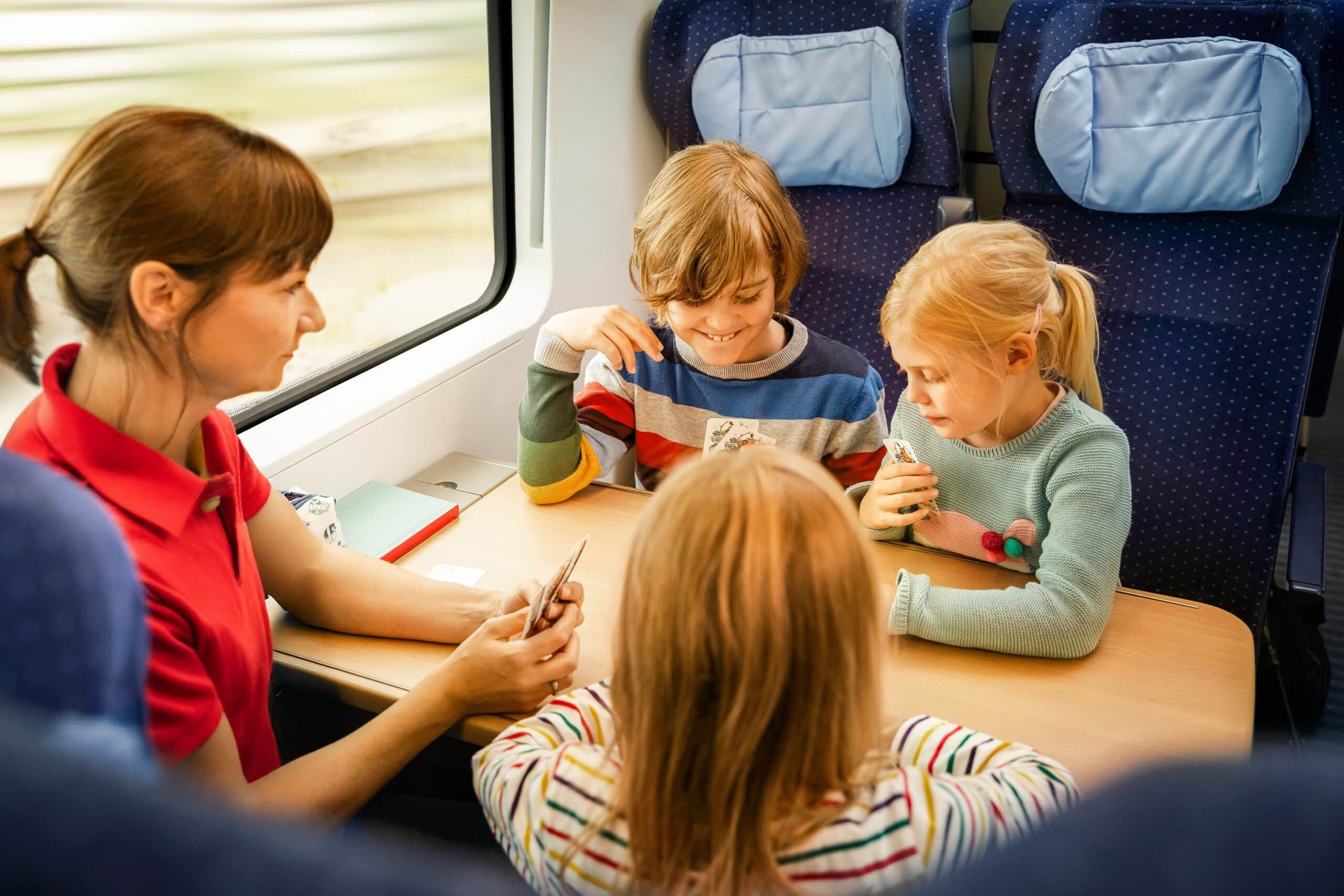 Kids allein auf Reisen: Bahnmitarbeiter sorgen für Unterhaltung und dafür, dass nichts passiert.