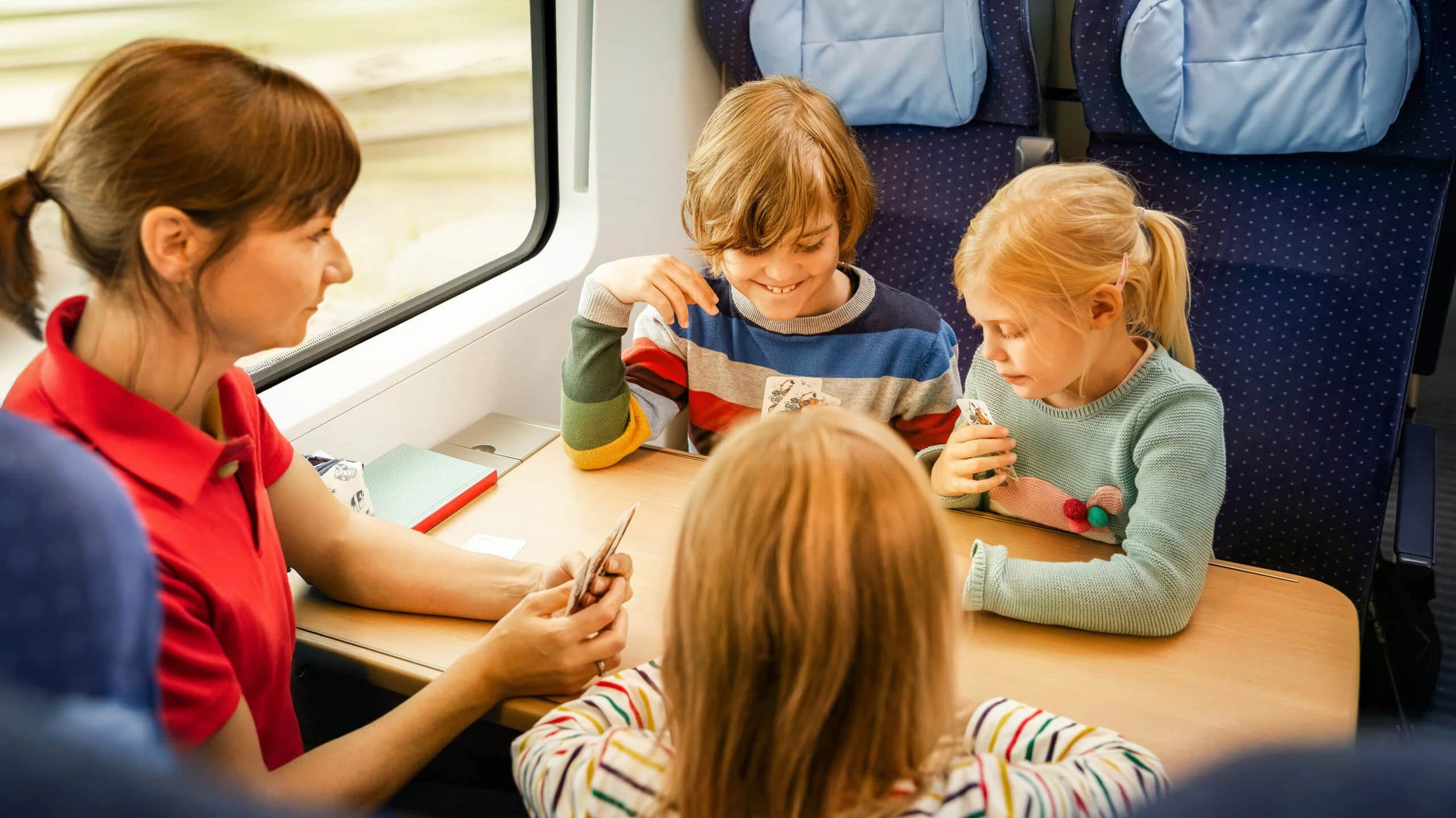 Kids allein auf Reisen: Bahnmitarbeiter sorgen für Unterhaltung und dafür, dass nichts passiert.