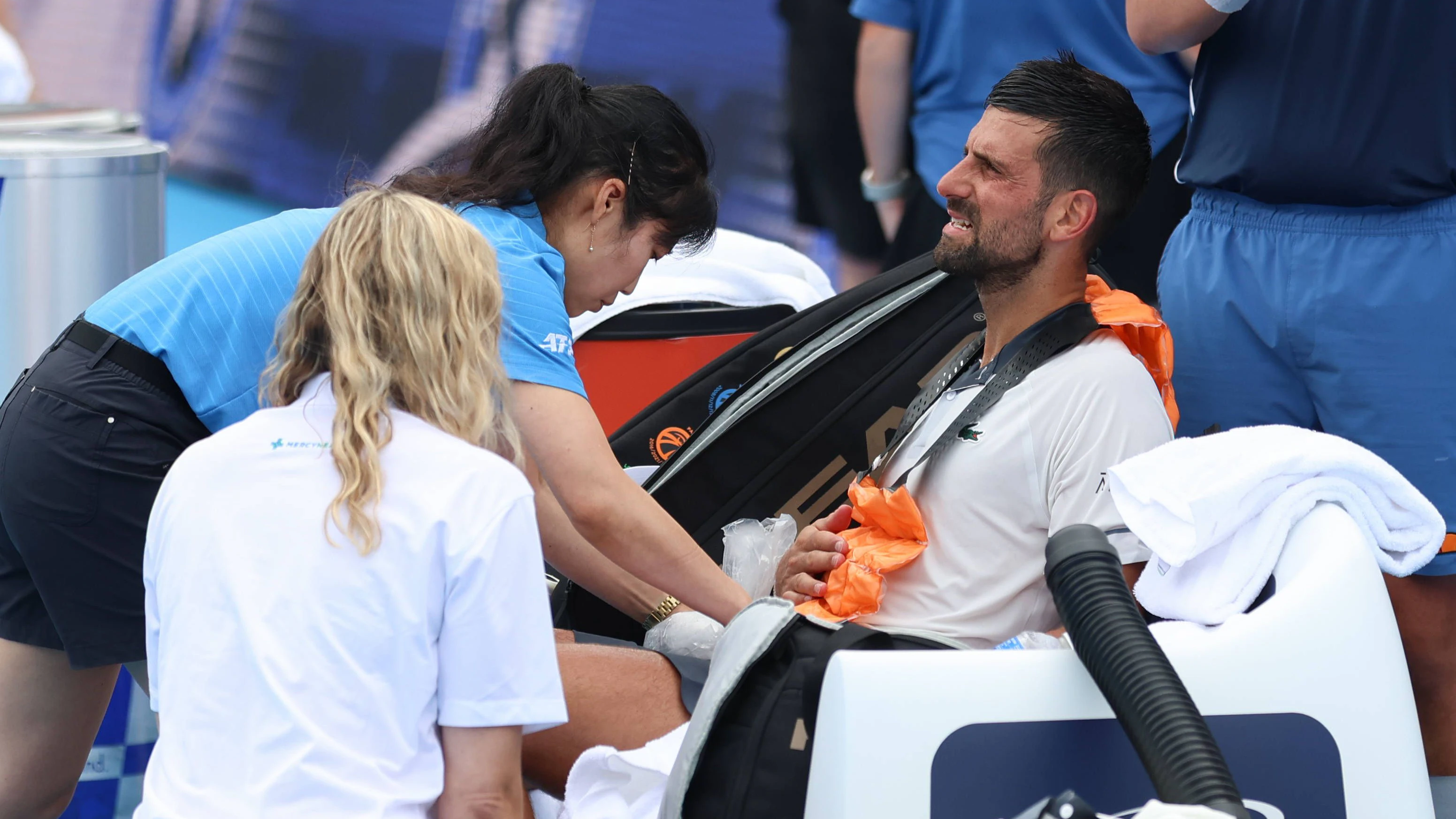 Heute.at - Djokovic übergibt sich am Platz – spricht über Abschied