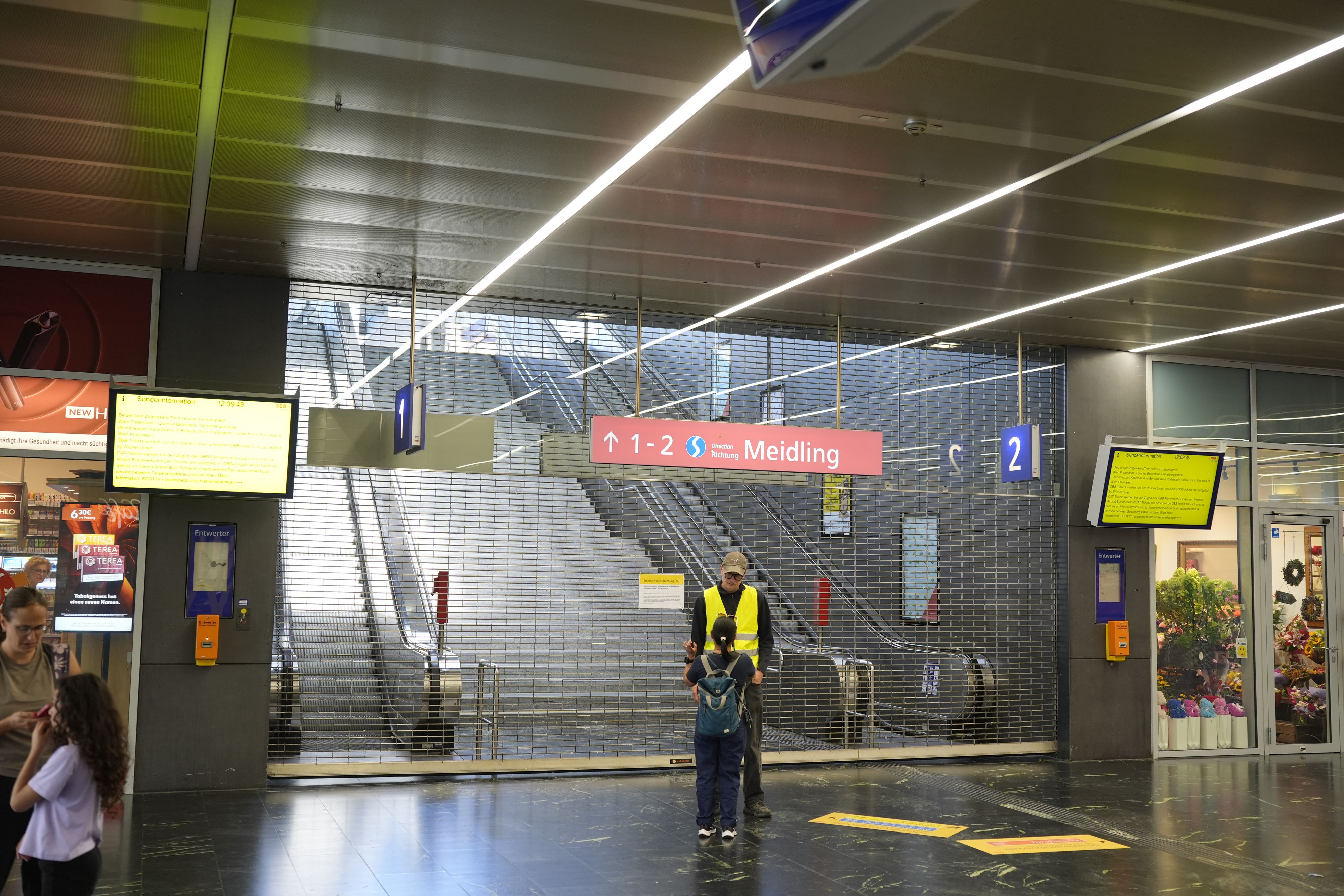 Viele Strecken sind nach dem Kabelbrand gesperrt. Ein Schienenersatzverkehr wurde eingerichtet.