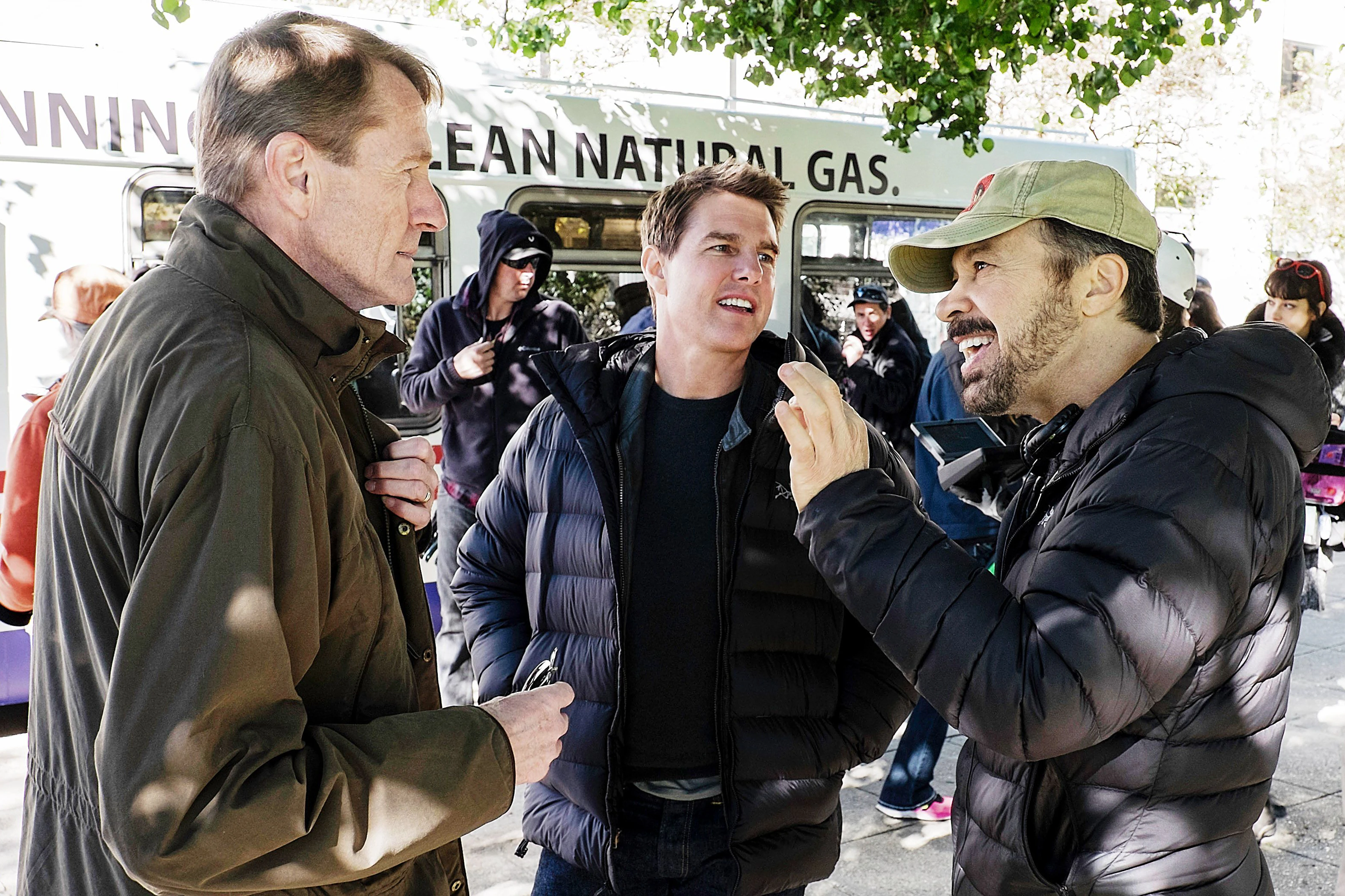 Lee Child mit Reacher-Darsteller Tom Cruise und Regisseur Edward Zwick am Set des zweiten Reacher-Kinofilms "Kein Weg zurück" im Jahr 2016