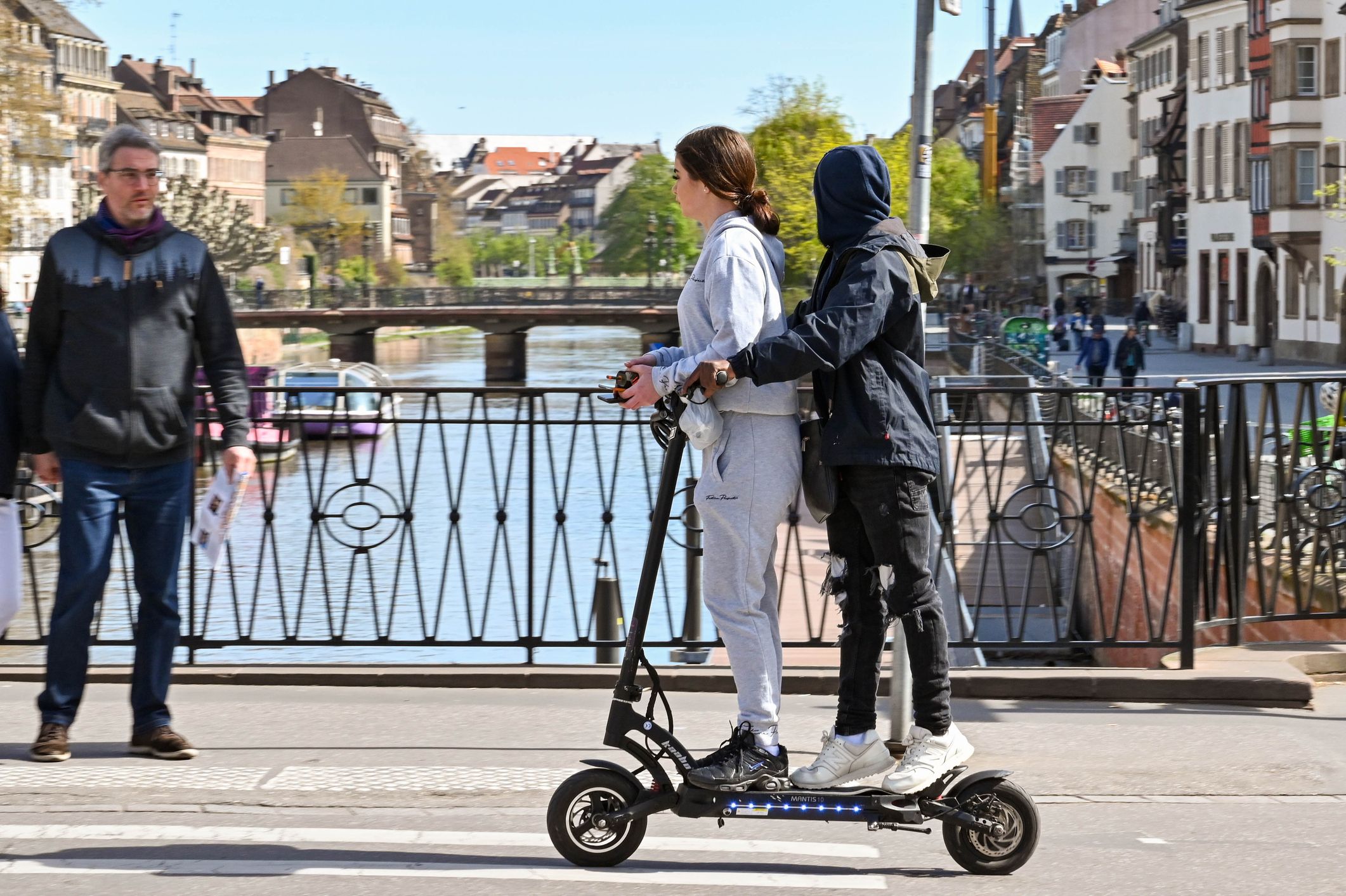 Zwei Jugendliche waren in der Nacht auf Montag auf einem E-Scooter unterwegs, als sie verunfallten.