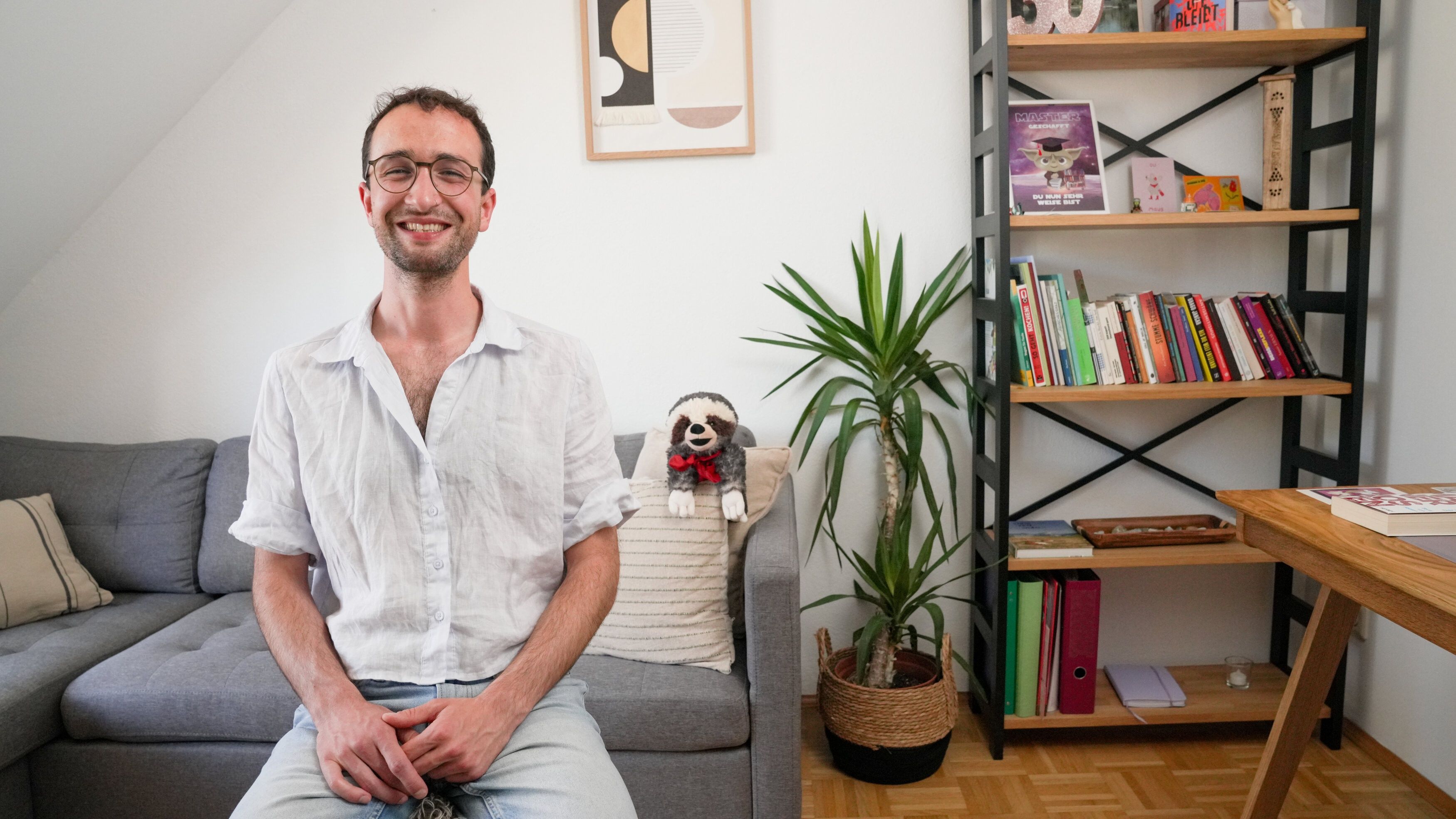 Lukas, 30, Soziologe aus Graz, möchte endlich wieder Schmetterlinge im Bauch spüren. 