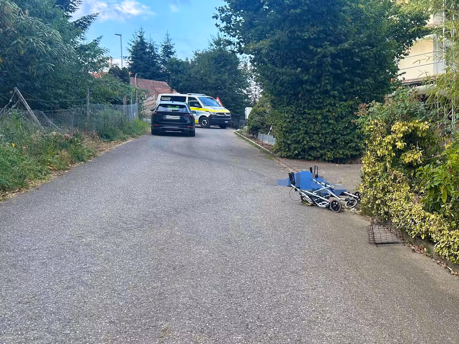 Nach einem Unfall bei Leuggern hofft die Polizei auf Zeugen. Der Rollator der Verstorben am Unfallort.