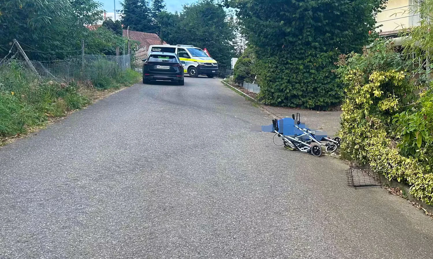 Nach einem Unfall bei Leuggern hofft die Polizei auf Zeugen. Der Rollator der Verstorben am Unfallort.