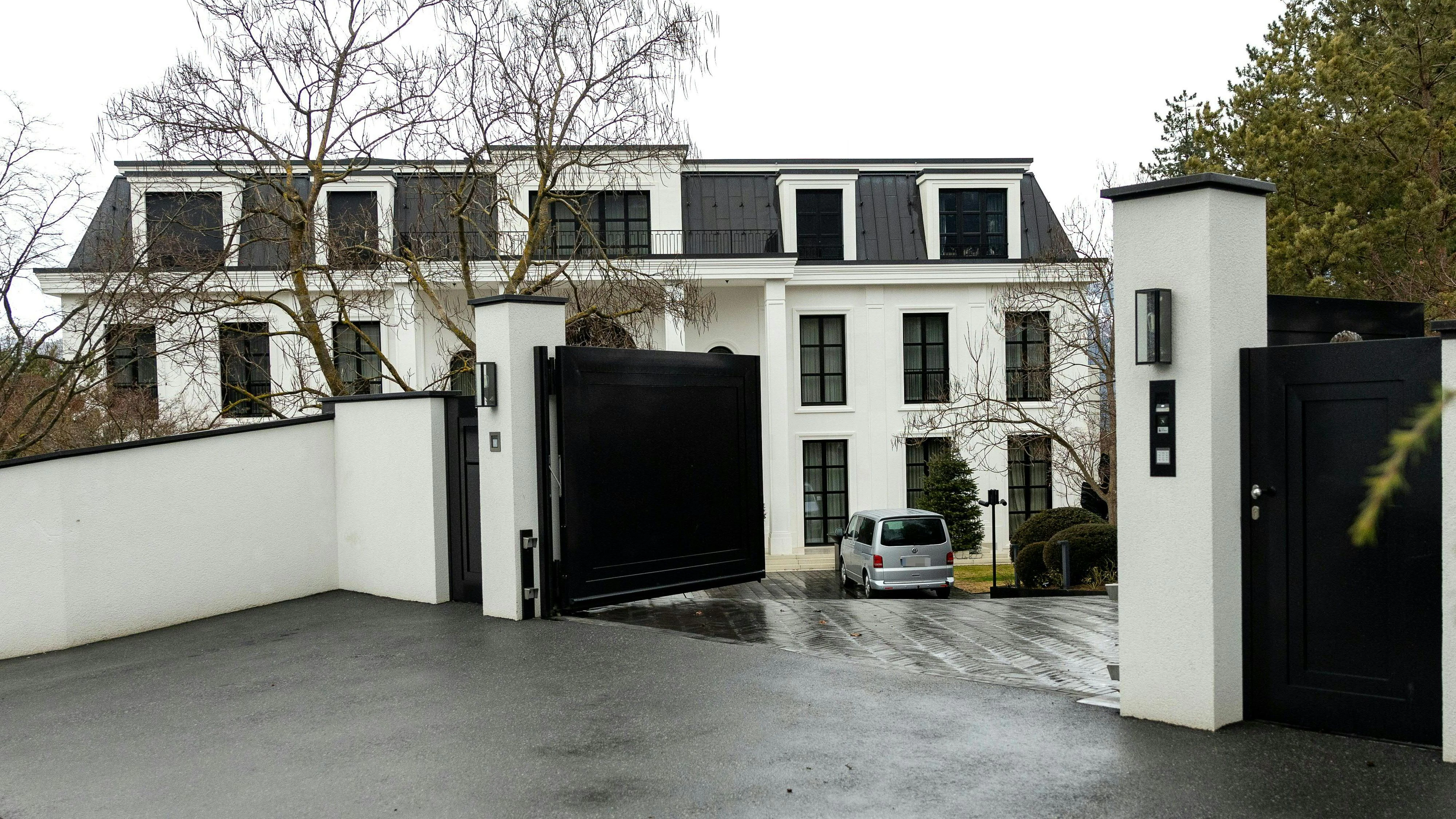 Heute.at - Alarm bei Benko-Villa – Polizei steht im Großeinsatz