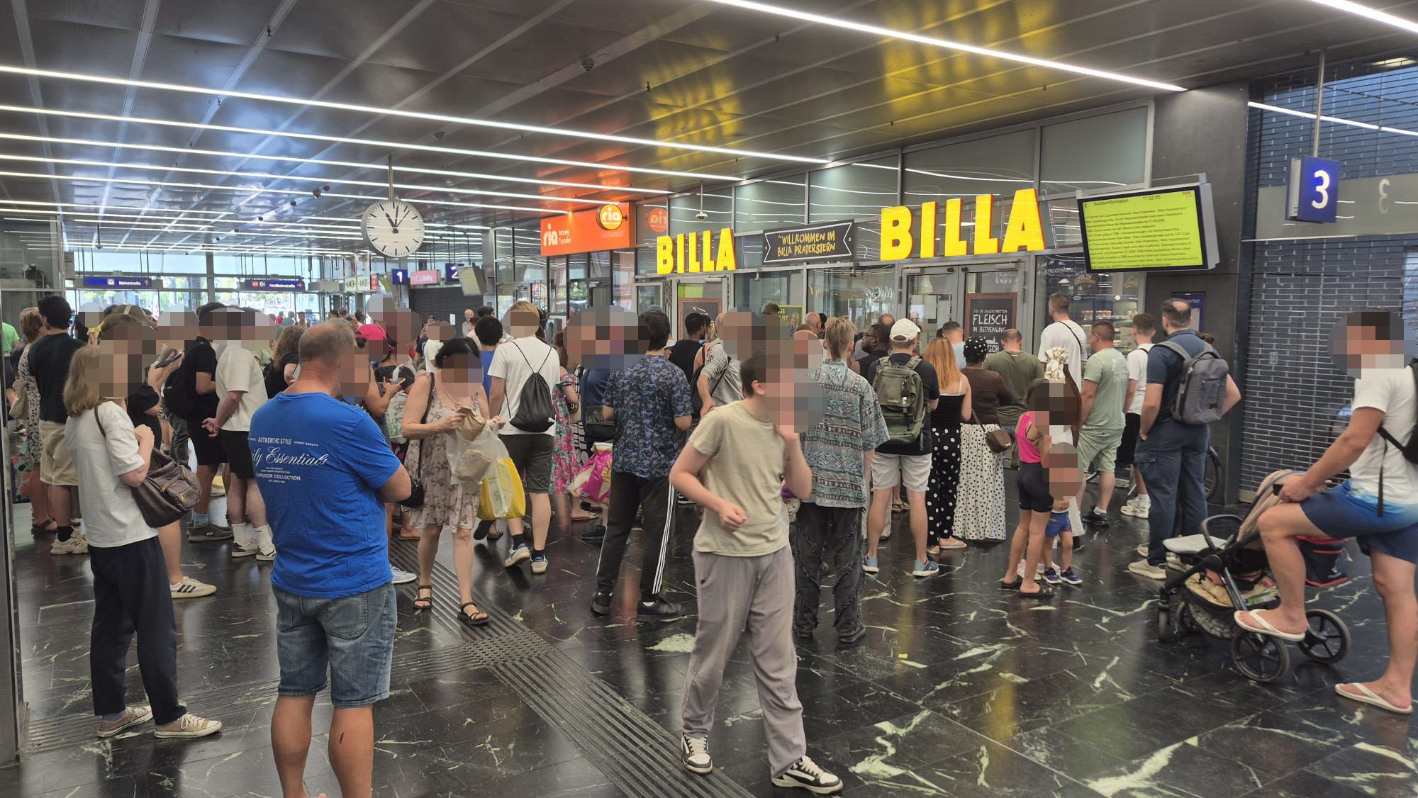 Heute.at - Wiener stürmen nach Feiertag Praterstern-Billa