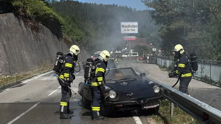 Heute.at - Oldtimer in Brand – Waldbrand nur knapp verhindert