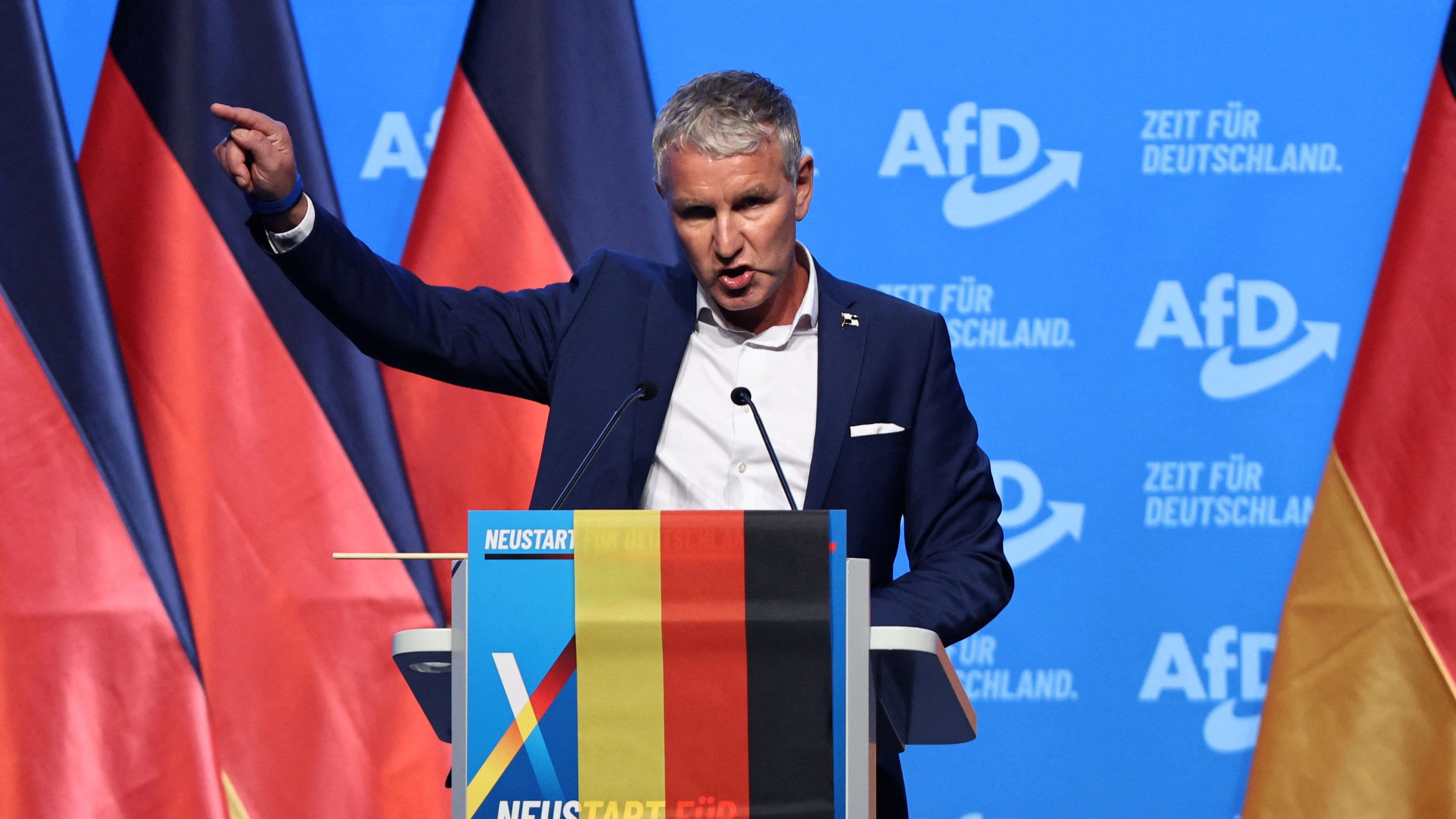 "Gerade Sie, der Sie so viel Wert auf Männlichkeit legen, wollen doch sicher nicht als Feigling dastehen", forderte Wagenknecht Höcke heraus.