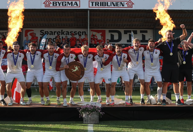 Österreichs Faustballer jubeln über EM-Gold.
