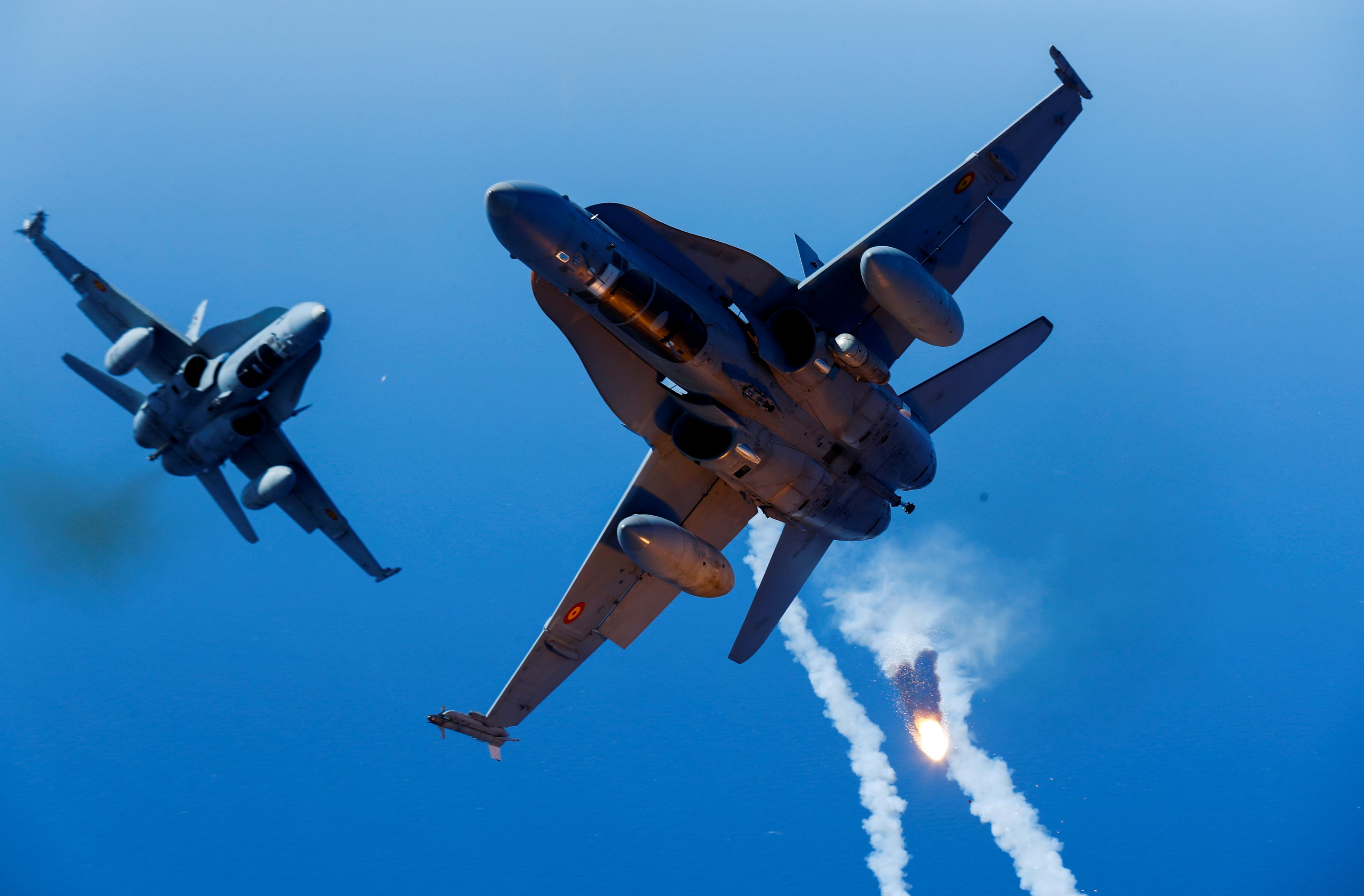 Spanische Kampfjets vom Typ F-18 bei einer Übung (Archivbild)