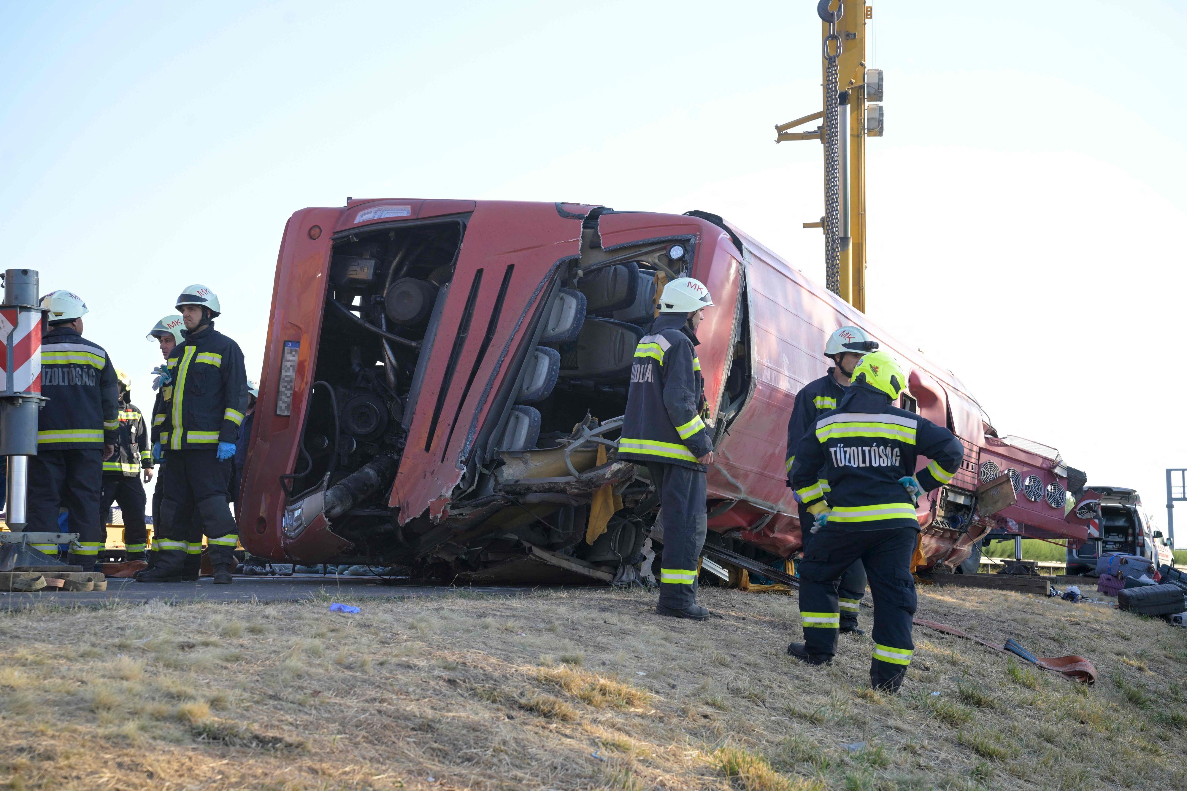 Heute.at - Reisebus stürzt von Autobahn – mindestens 12 Tote
