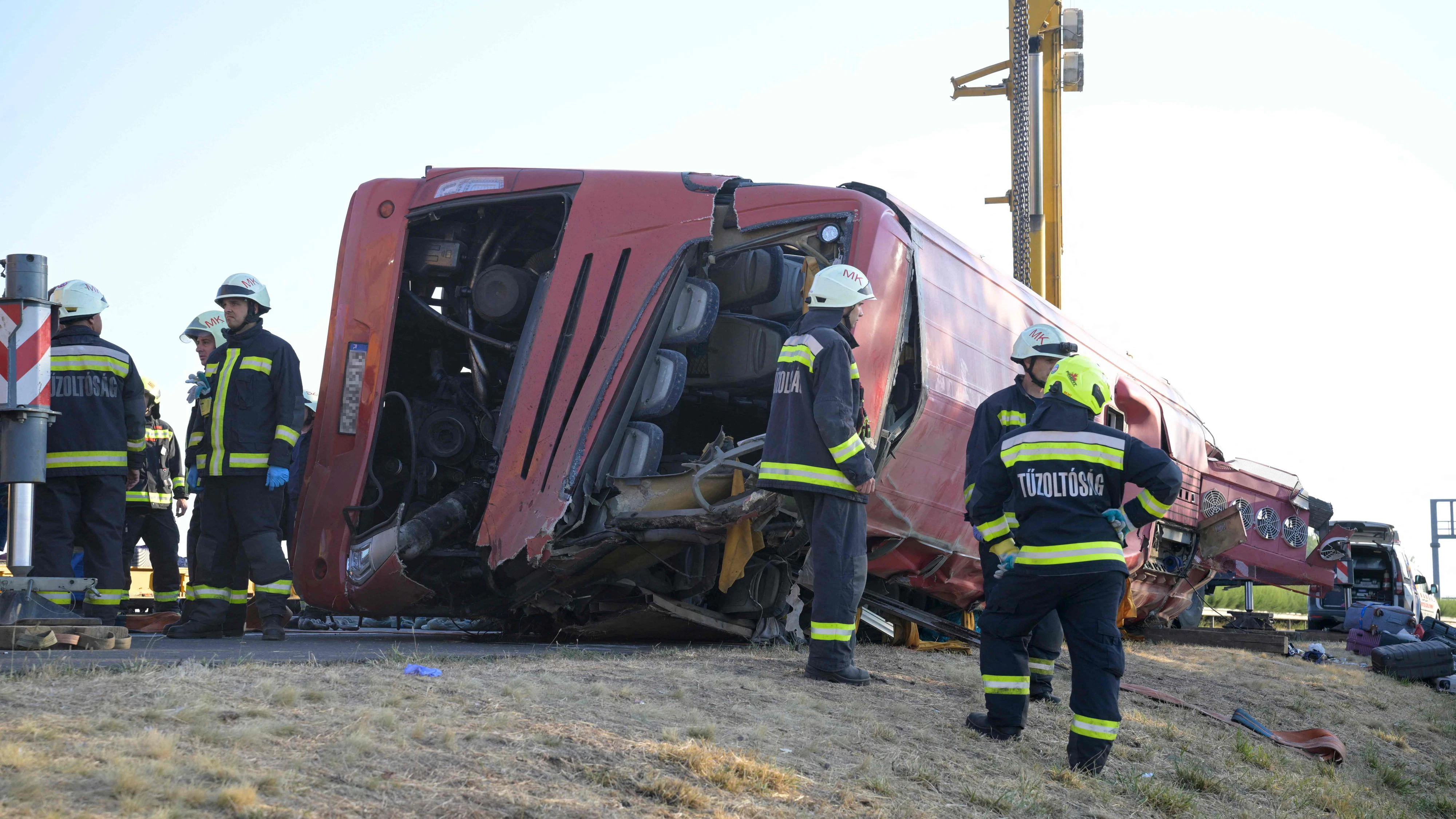 Heute.at - Reisebus stürzt von Autobahn – mindestens 12 Tote