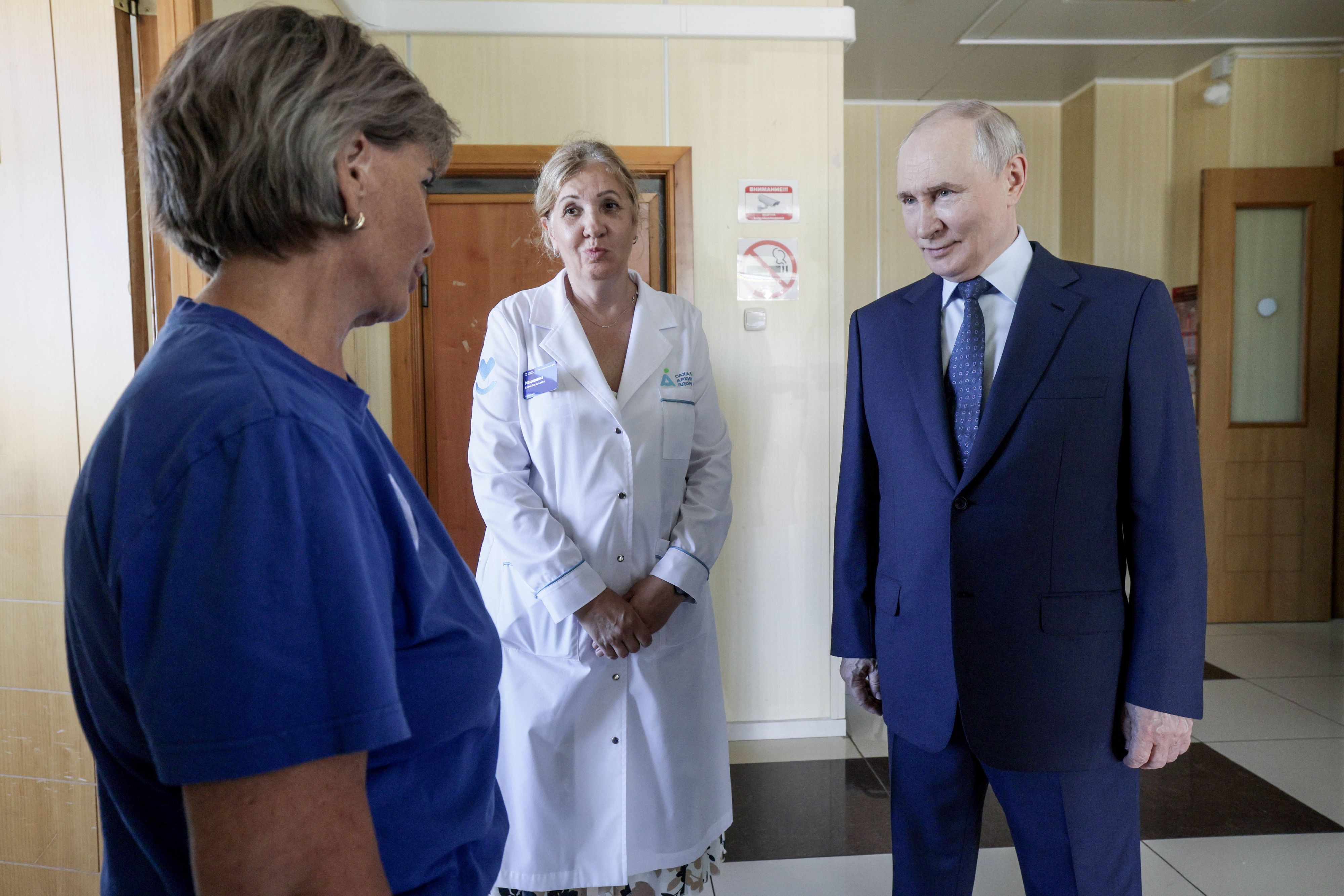 Wladimir Putin bei einem Krankenhausbesuch in Kurilsk am 13. August 2026.