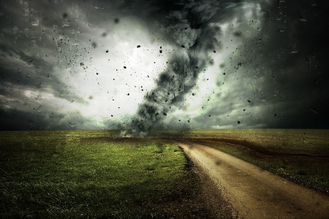 Dramatischer Zyklon mit massiver Wolkenfront