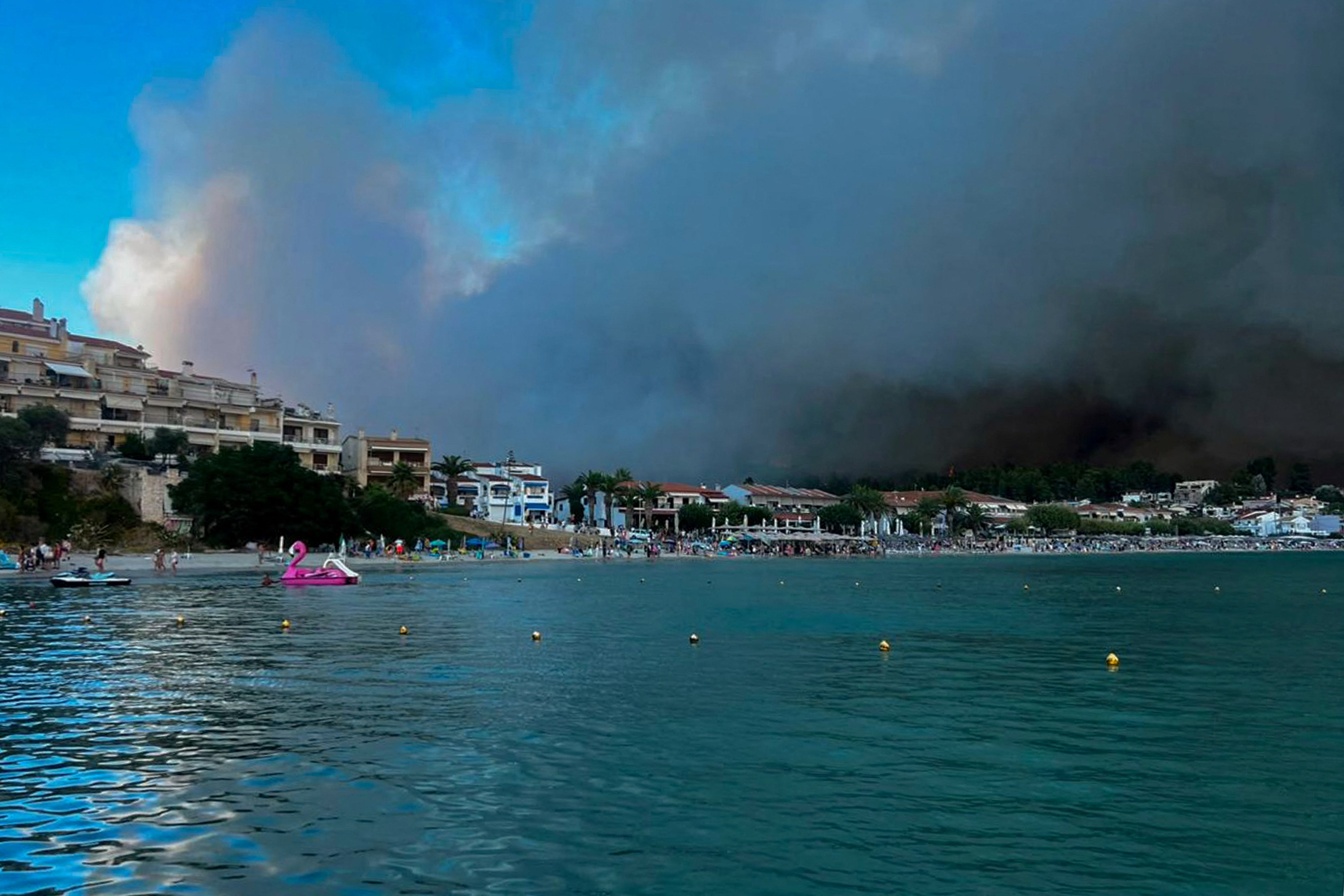 Auf der griechischen Insel Salamis sind gleich zwei Feuer ausgebrochen.