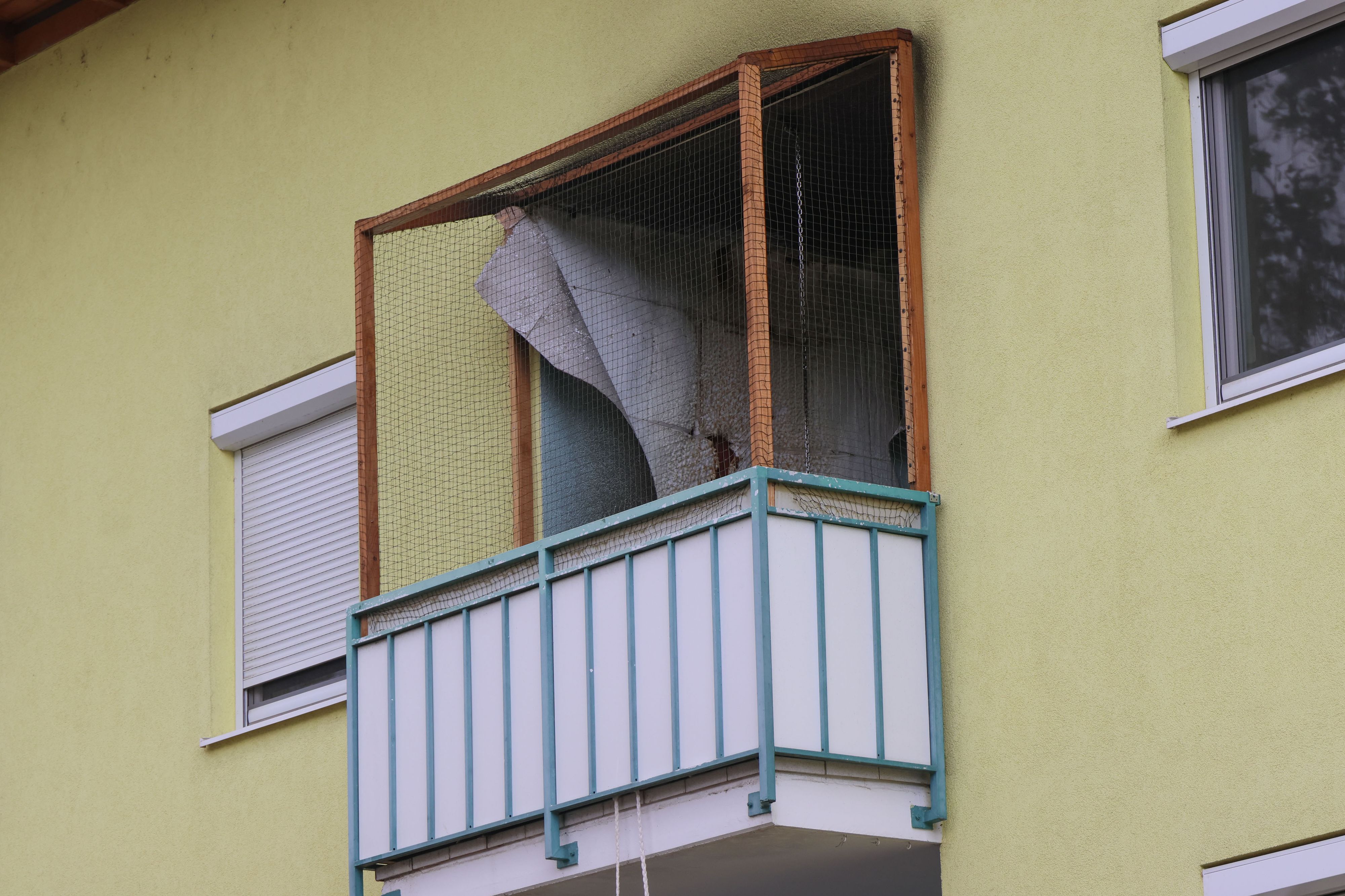 Auf dem Balkon eines Mehrparteienhauses begann es am Sonntagvormittag zu brennen.