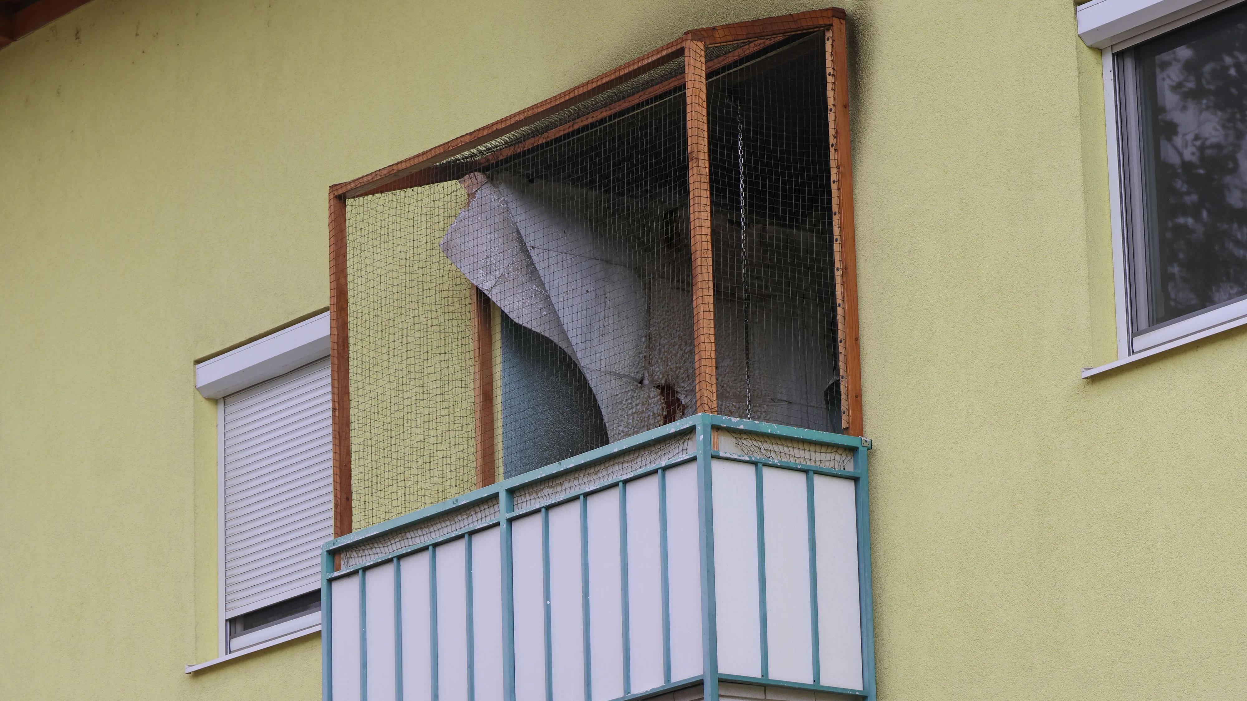 Auf dem Balkon eines Mehrparteienhauses begann es am Sonntagvormittag zu brennen.