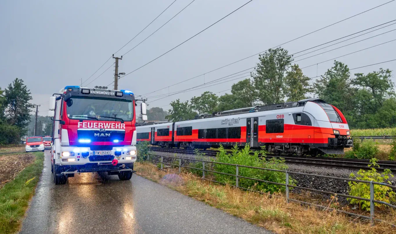 Heute.at - Oberleitung nach Unfall kaputt – ÖBB-Zug evakuiert