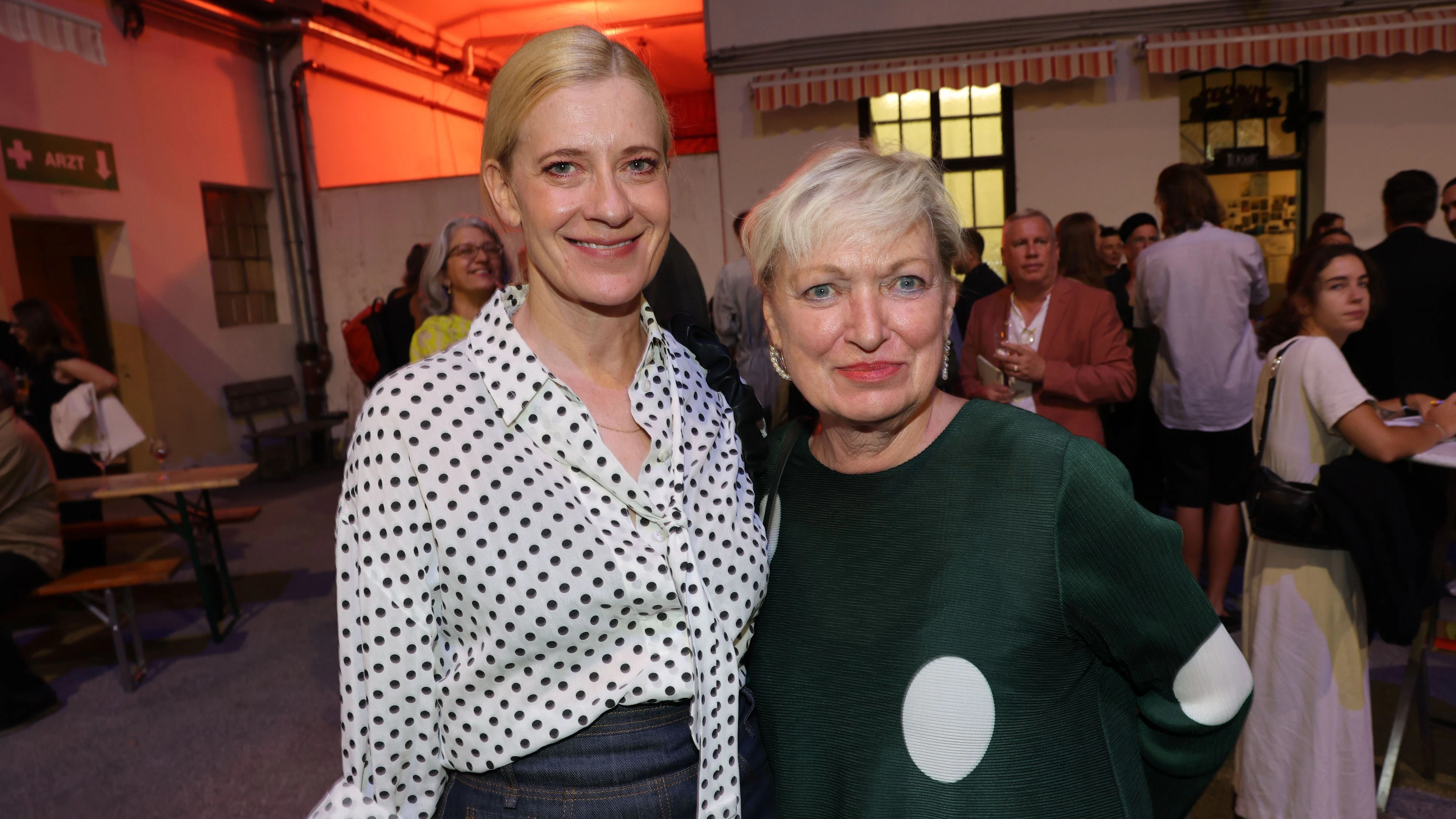 Heute.at - Jelinek-Premiere sorgt für ungewöhnlichen Abend