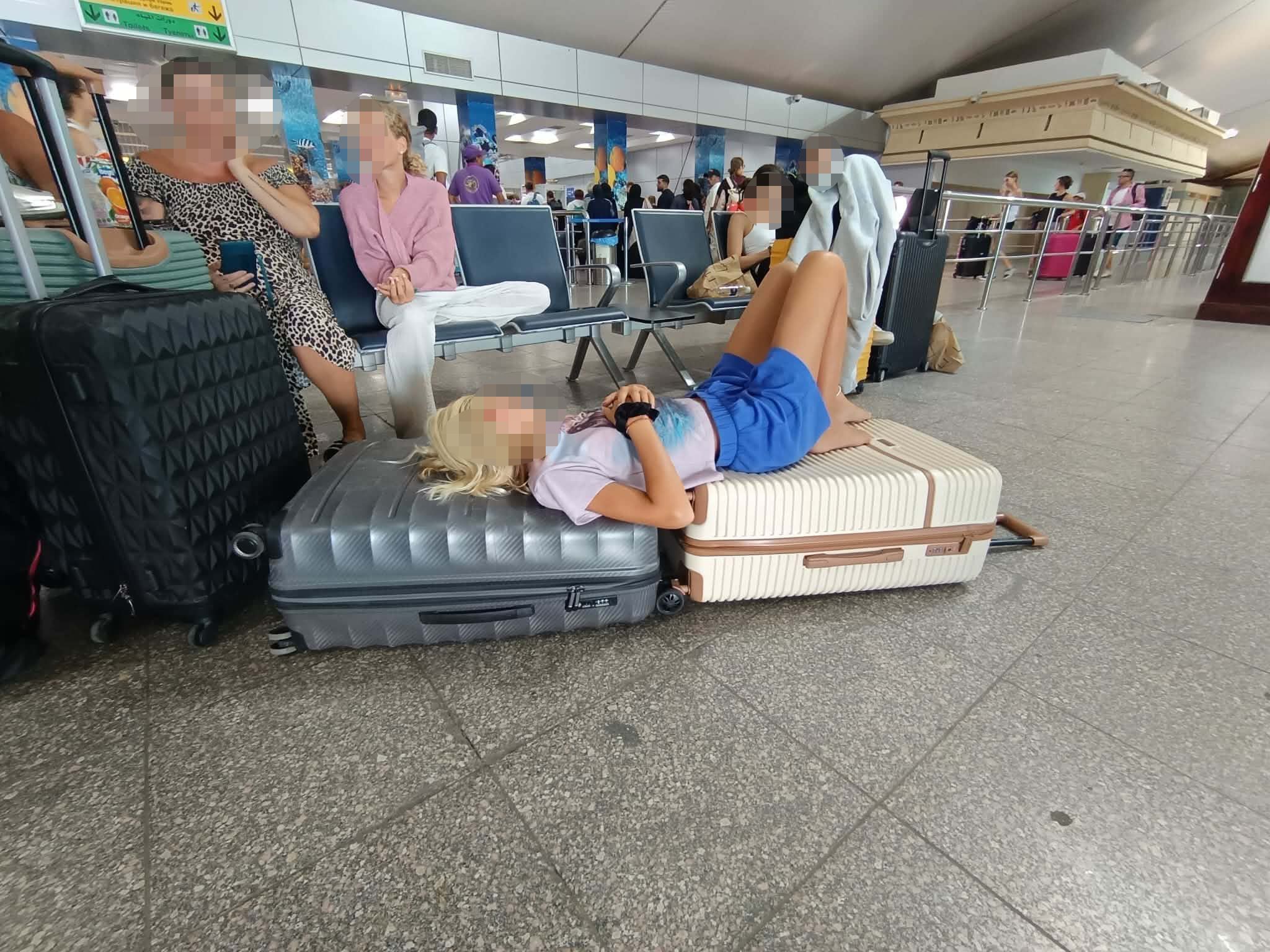 Der Urlaub in Ägypten wird für mehrere Österreicher zur nervenaufreibenden Geduldsprobe. Eigentlich hätten dutzende Urlauber bereits Sonntagvormittag wieder in Wien sein sollen.