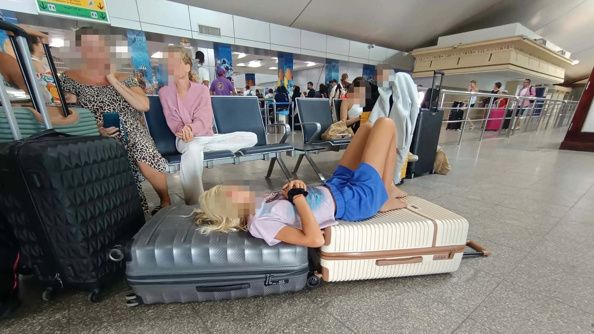 Heute.at - Katastrophal – Österreicher aus Airport geekelt