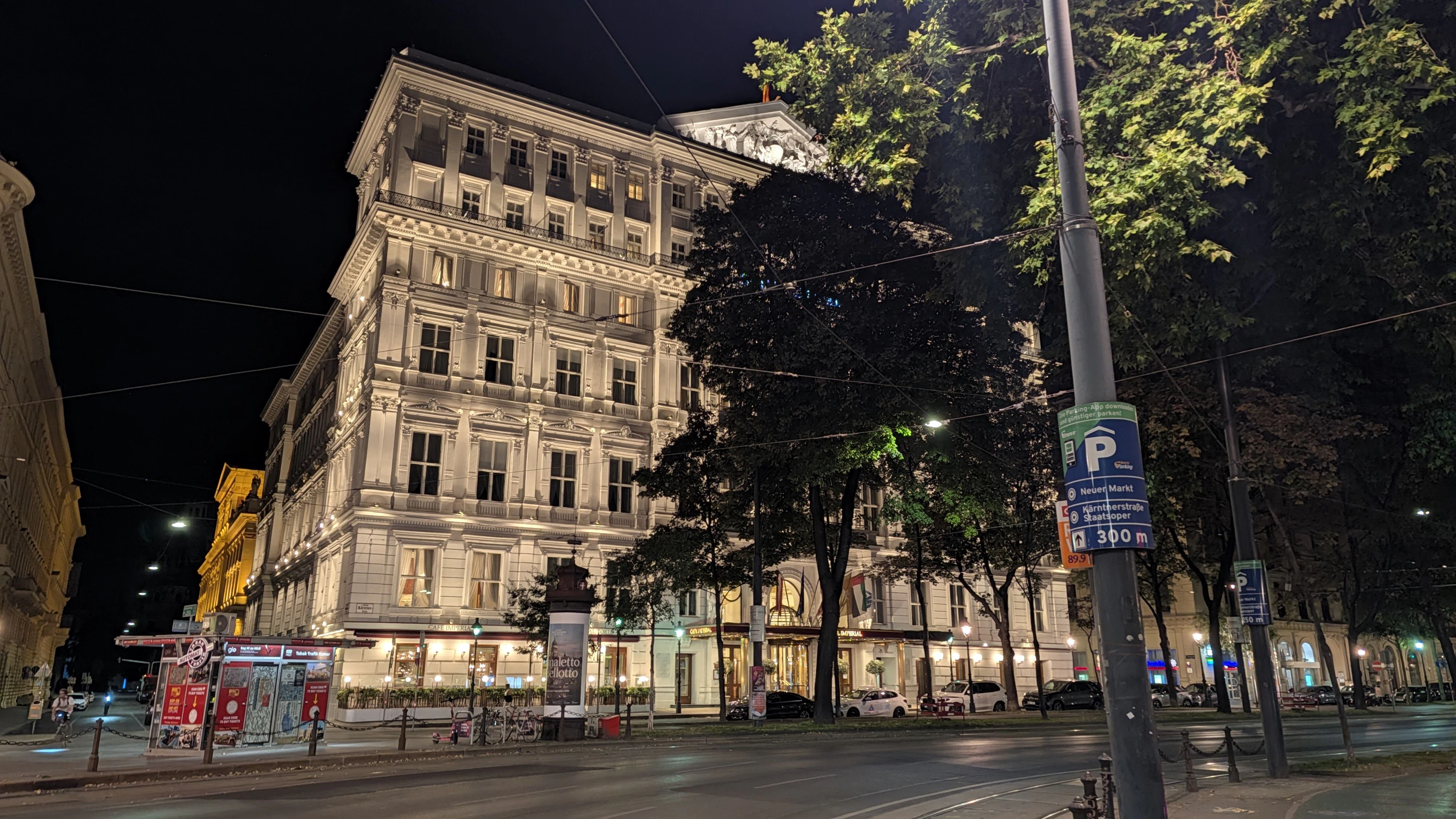 Nacht, Standardaufnahme. Bei schwachem Licht und in der Nacht zeigt das Kamerasystem kaum Schwächen.