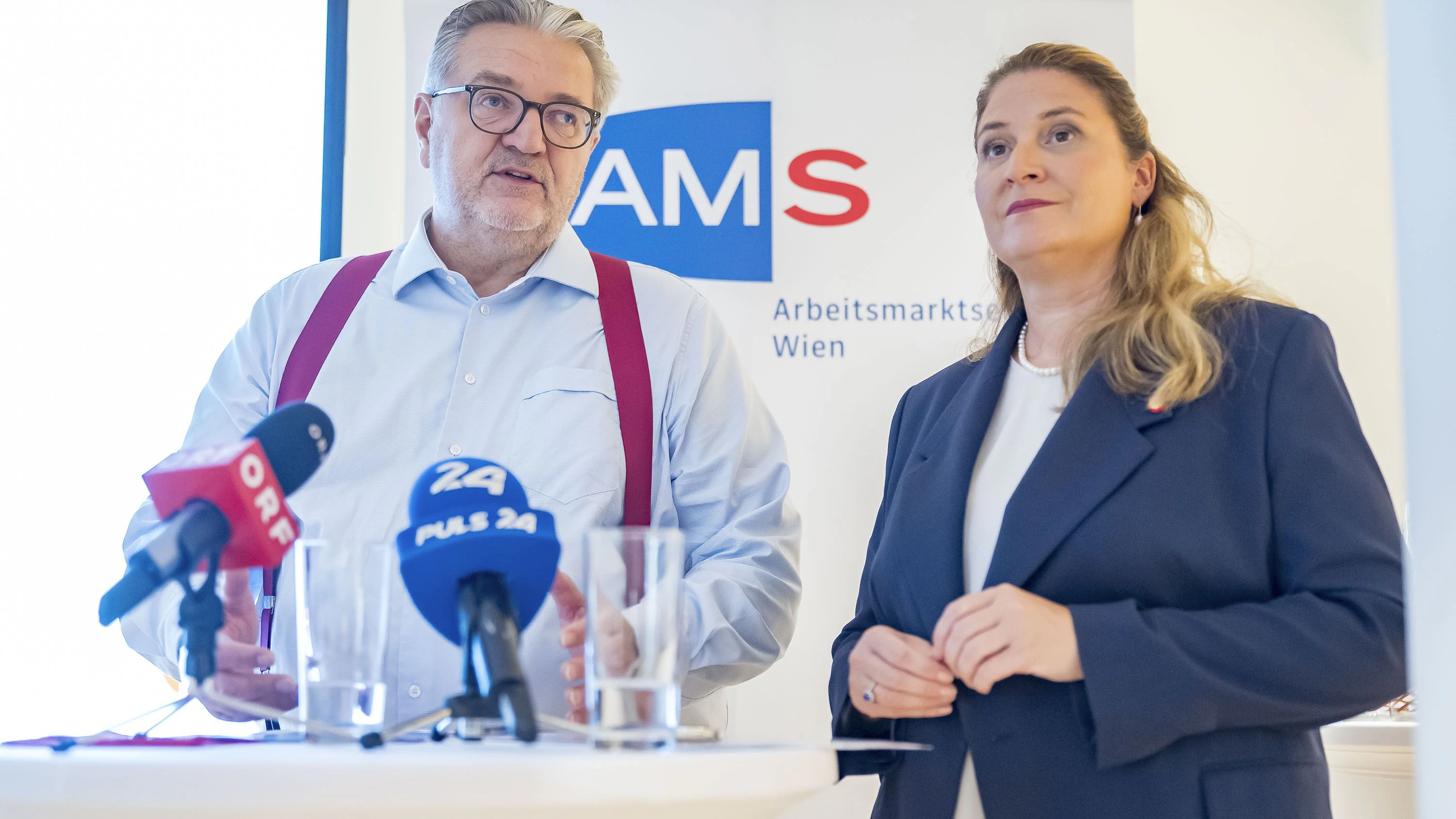 Sozialstadtrat Peter Hacker und Vizebürgermeisterin Barbara Novak (beide SPÖ) präsentierten die Evaluierung des Jugendcolleges.