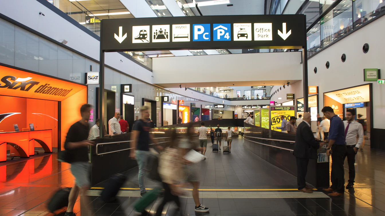 Heute.at - Über einen Tag – Familie am Wiener Flughafen gestrandet