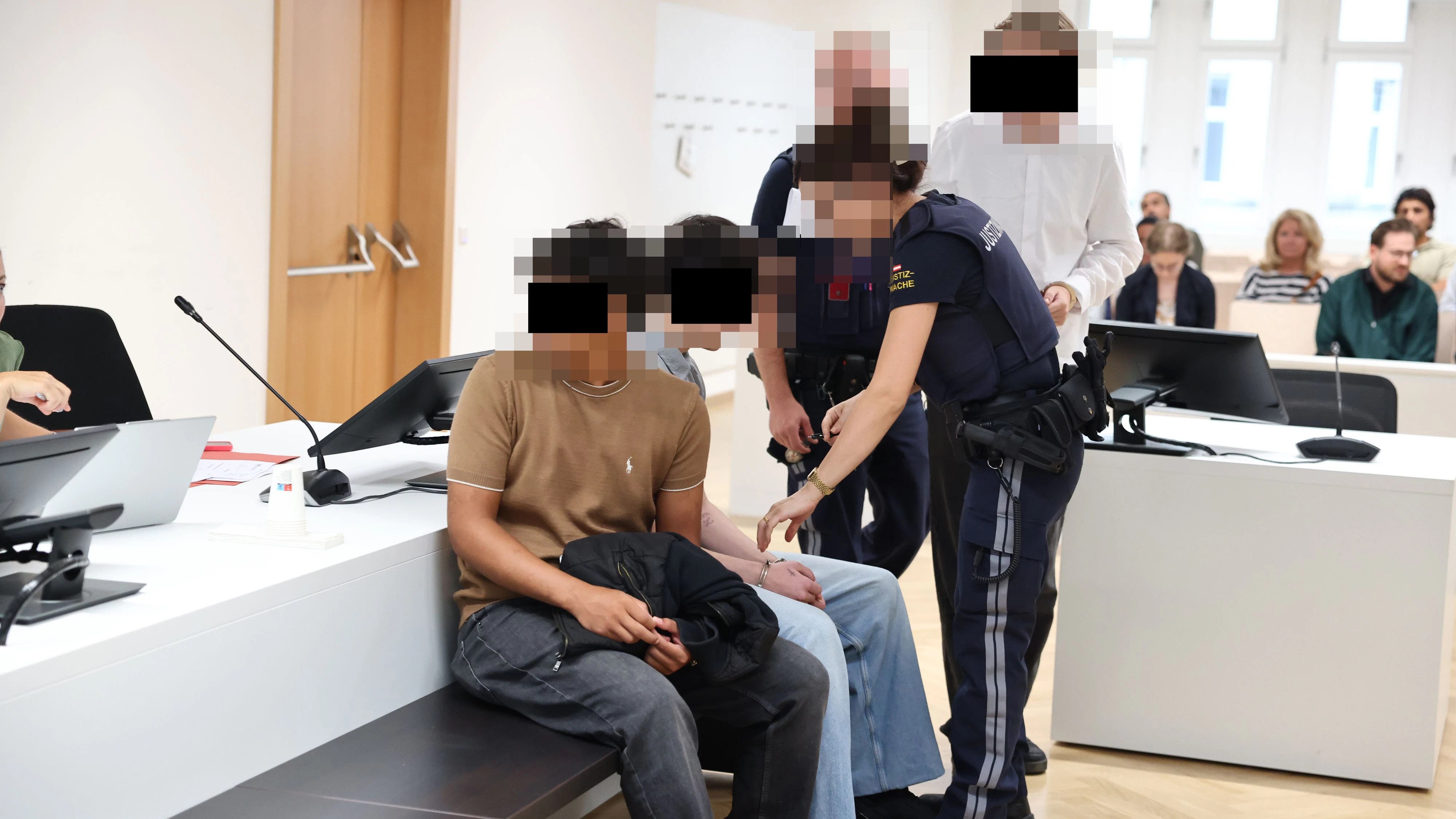 Heute.at - Teenie (15) brach in Auto ein, fuhr damit in die Schule