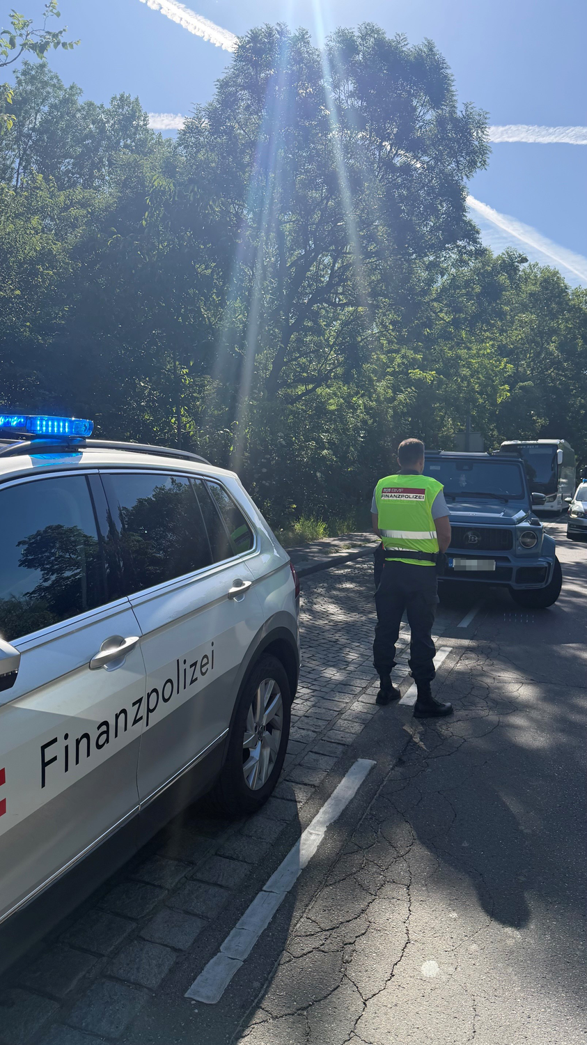 Bei 921 Fahrzeugkontrollen deckte die Finanzpolizei zahlreiche Verstöße auf. Allein bei NoVA und Kfz-Steuer geht es um fast eine Million Euro.