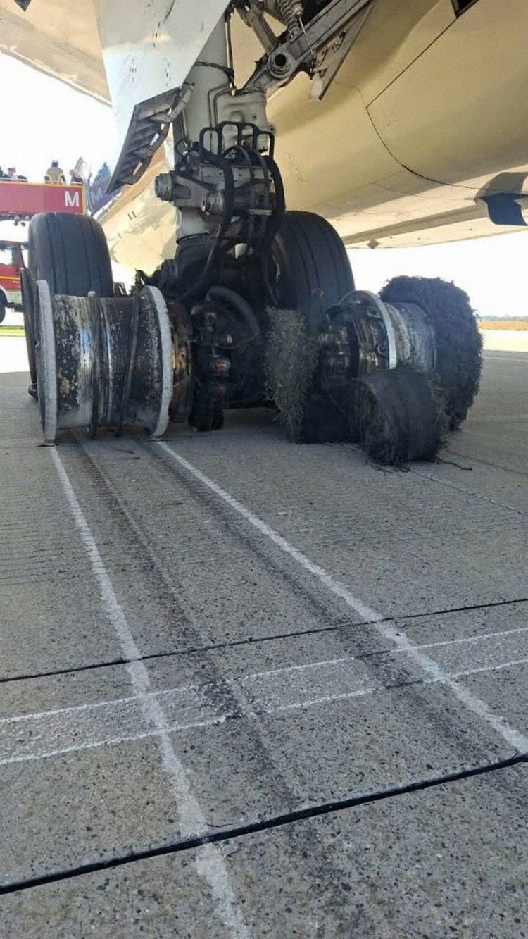 Das völlig zerfetzte Fahrgestell von Flug VN34 nach dem Unfall beim Startmanöver.