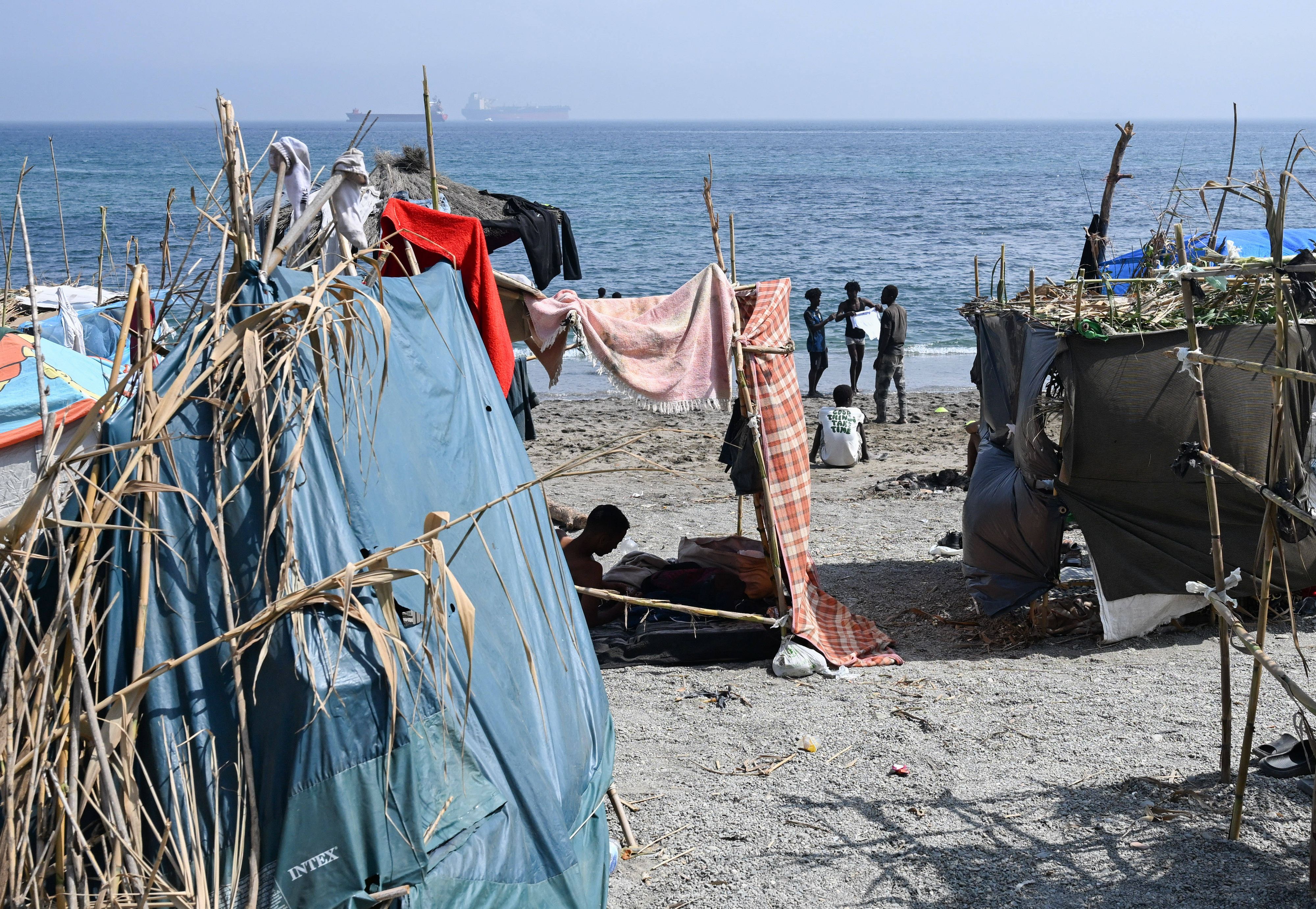 In Ceuta campieren zahlreiche Migranten. 