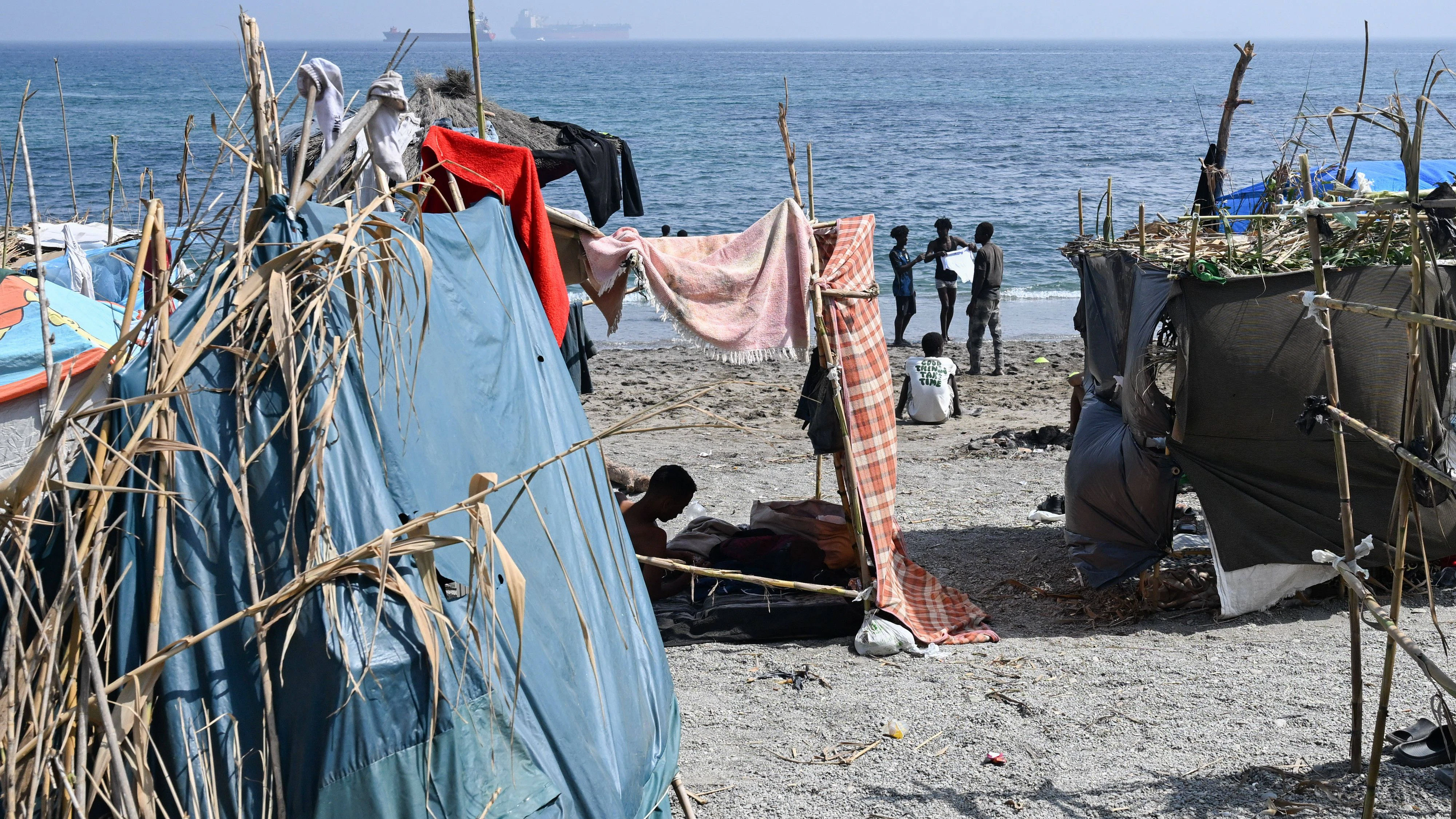 In Ceuta campieren zahlreiche Migranten. 