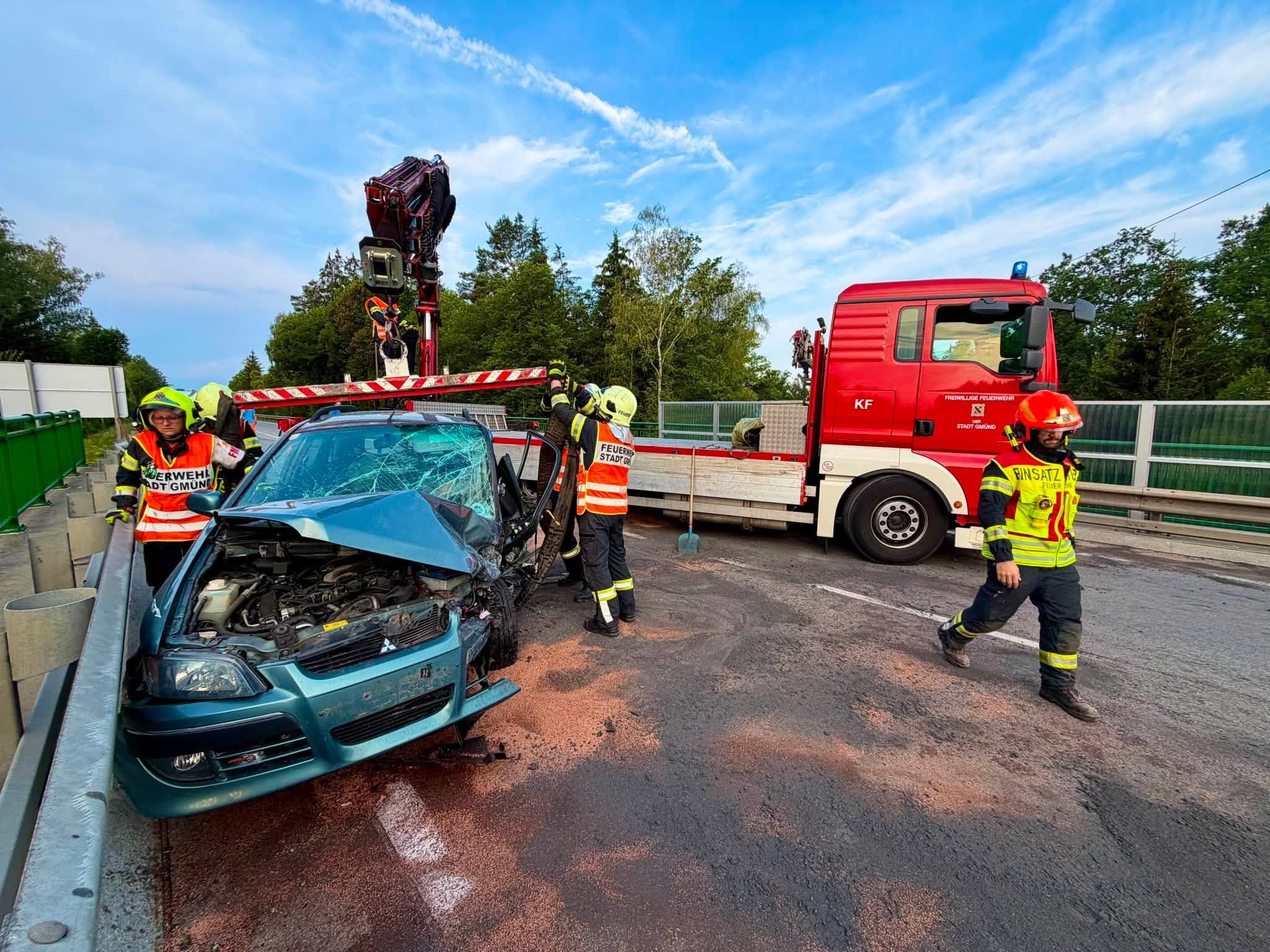 Die beiden Fahrzeuge wurden bei dem Crash schwer beschädigt.