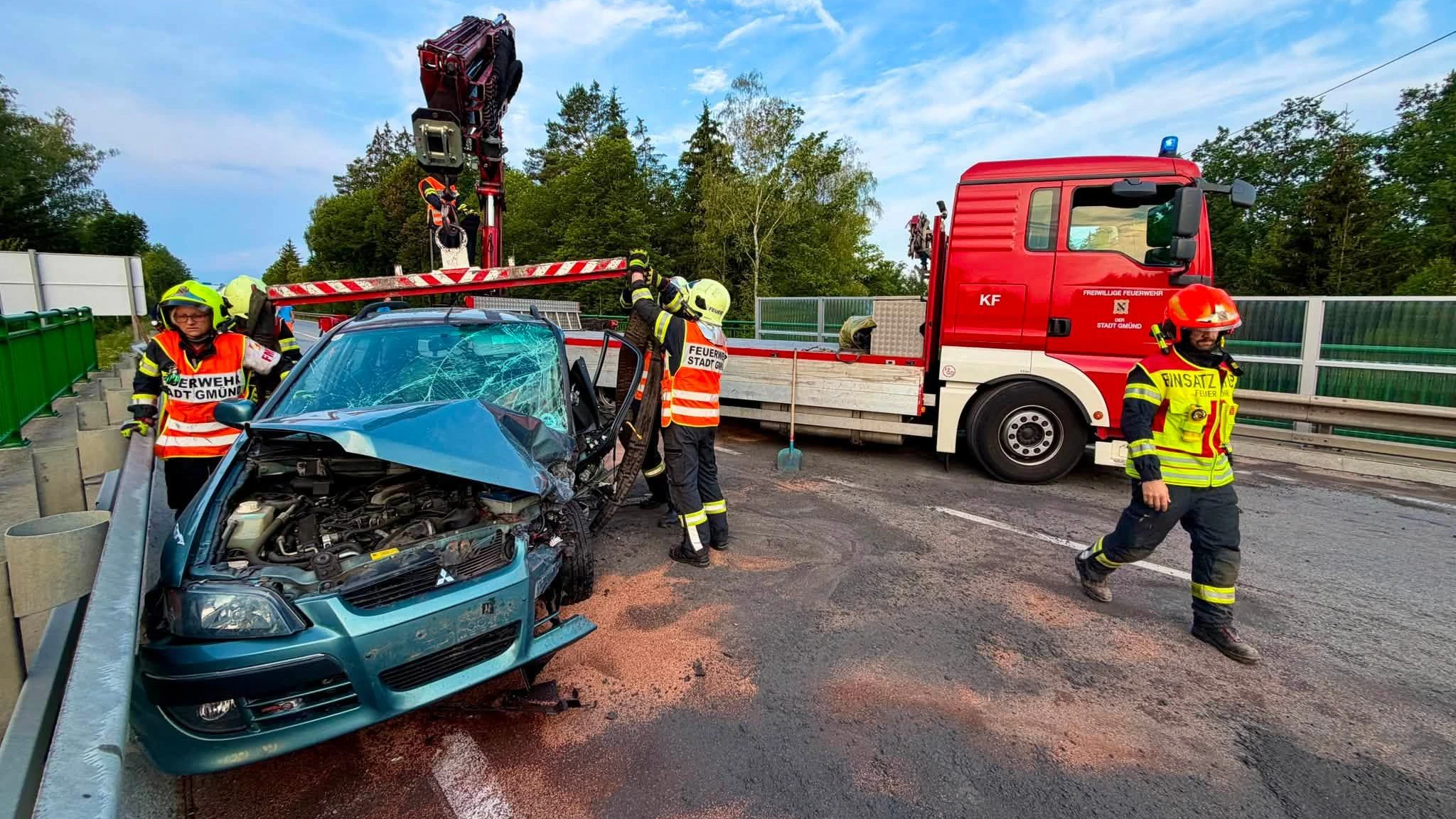 Die beiden Fahrzeuge wurden bei dem Crash schwer beschädigt.