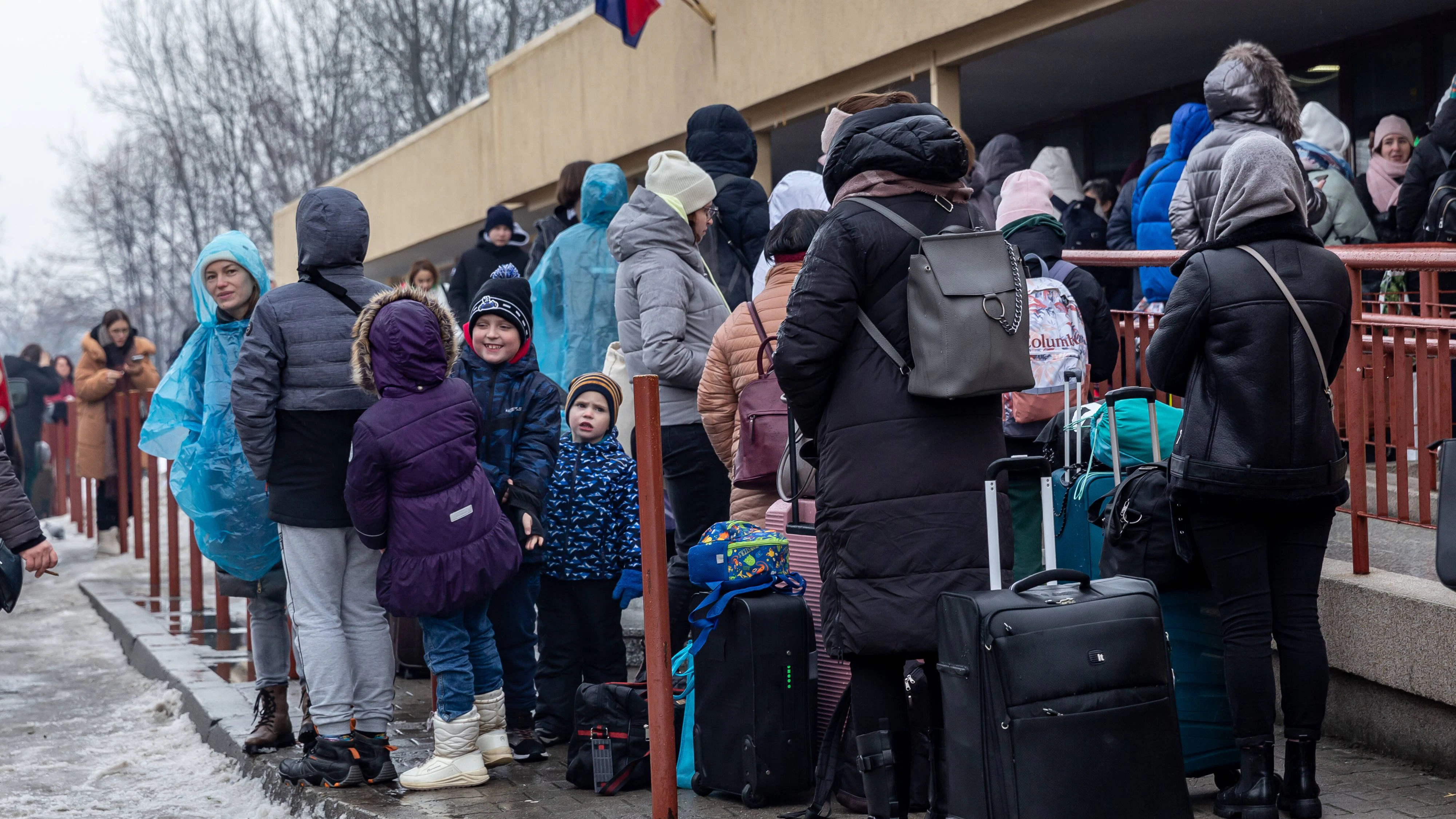 Heute.at - Brutale Szenen: Ukraine-Flüchtlinge in Polen attackiert