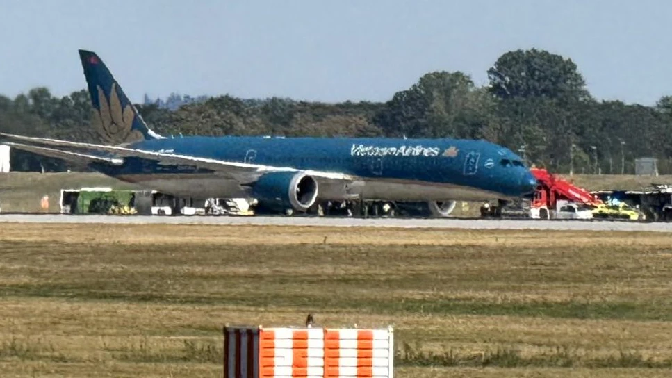 15. August 2026, Bayern, Freising: Ein Flugzeug der Vietnam Airlines landete kurz nach dem Start wieder auf dem Flughafen München. Ein Sprecher des Flughafens teilte mit, dass das Fahrwerk und die Reifen beschädigt worden waren.