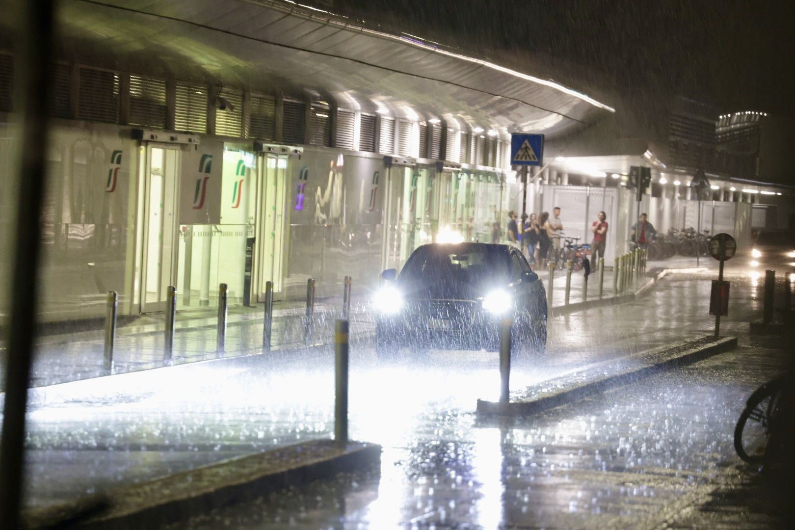 Heute.at - Kaltfront peitscht Starkregen-Gewitter nach Österreich