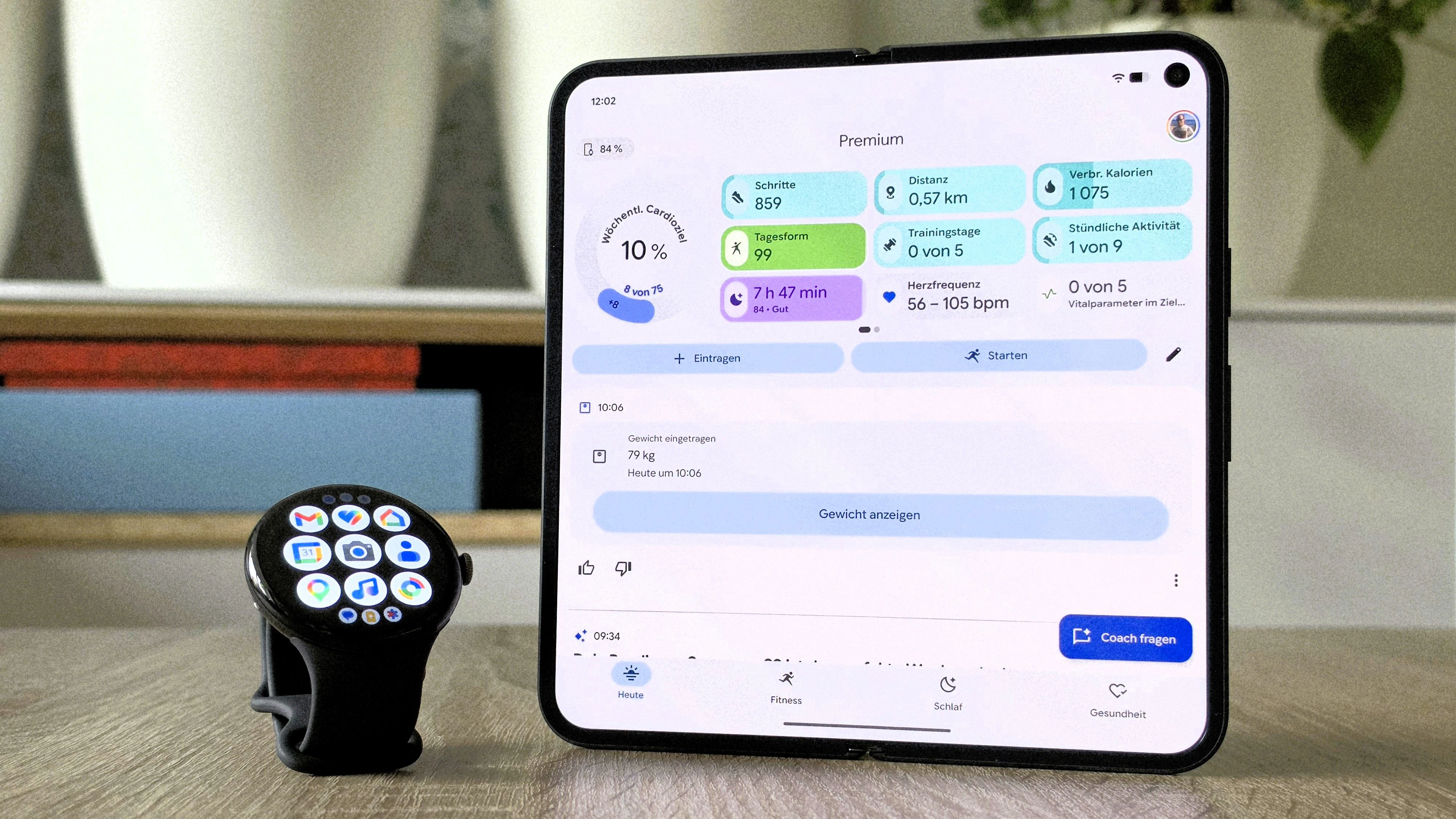 Kurze Übersichten über Gesundheit und Fitness gibt es auf der Watch, ausführliche Analysen in der "Google Health"-App.