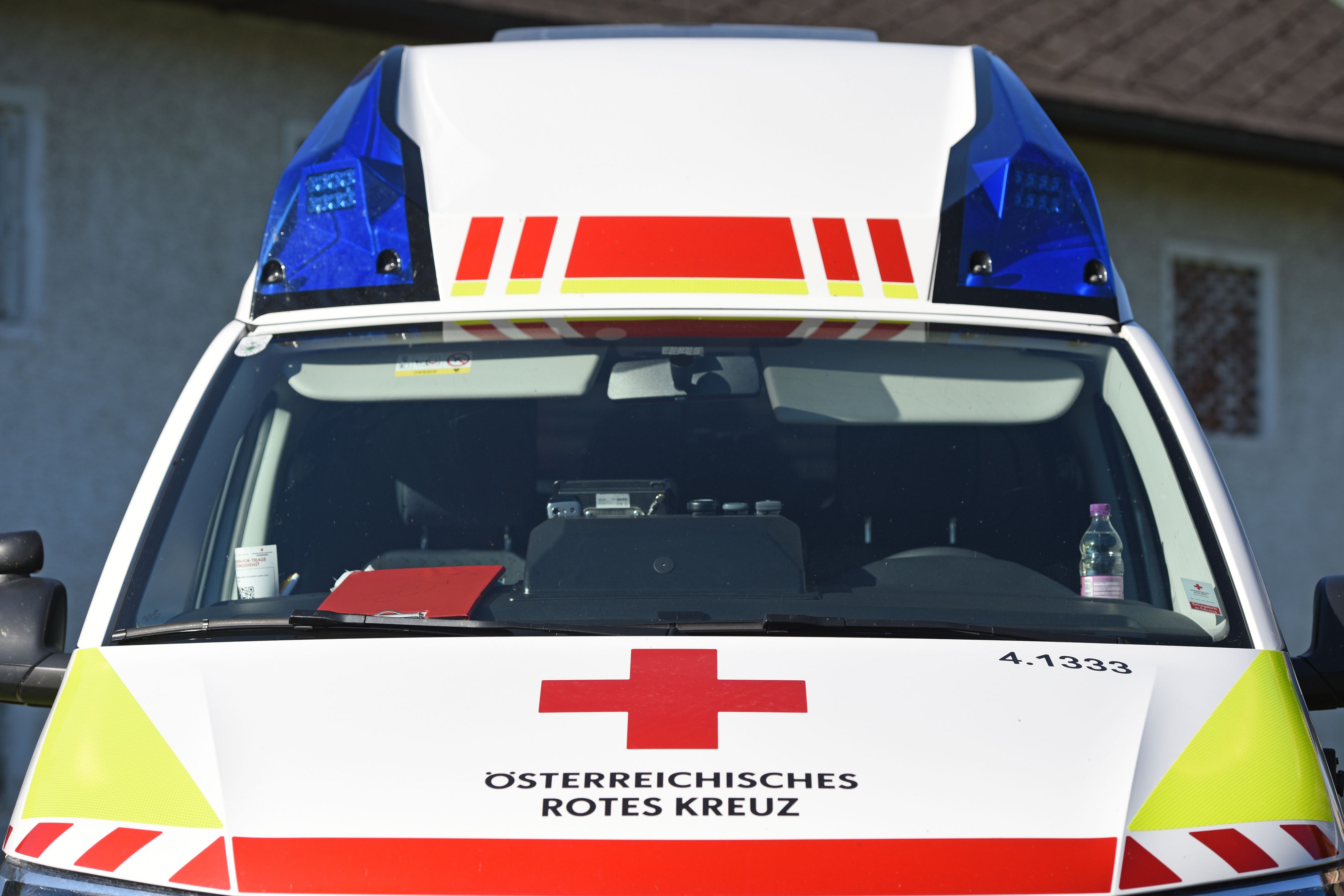 Das Rote Kreuz verbrachte den Mann ins Krankenhaus. Archivbild.