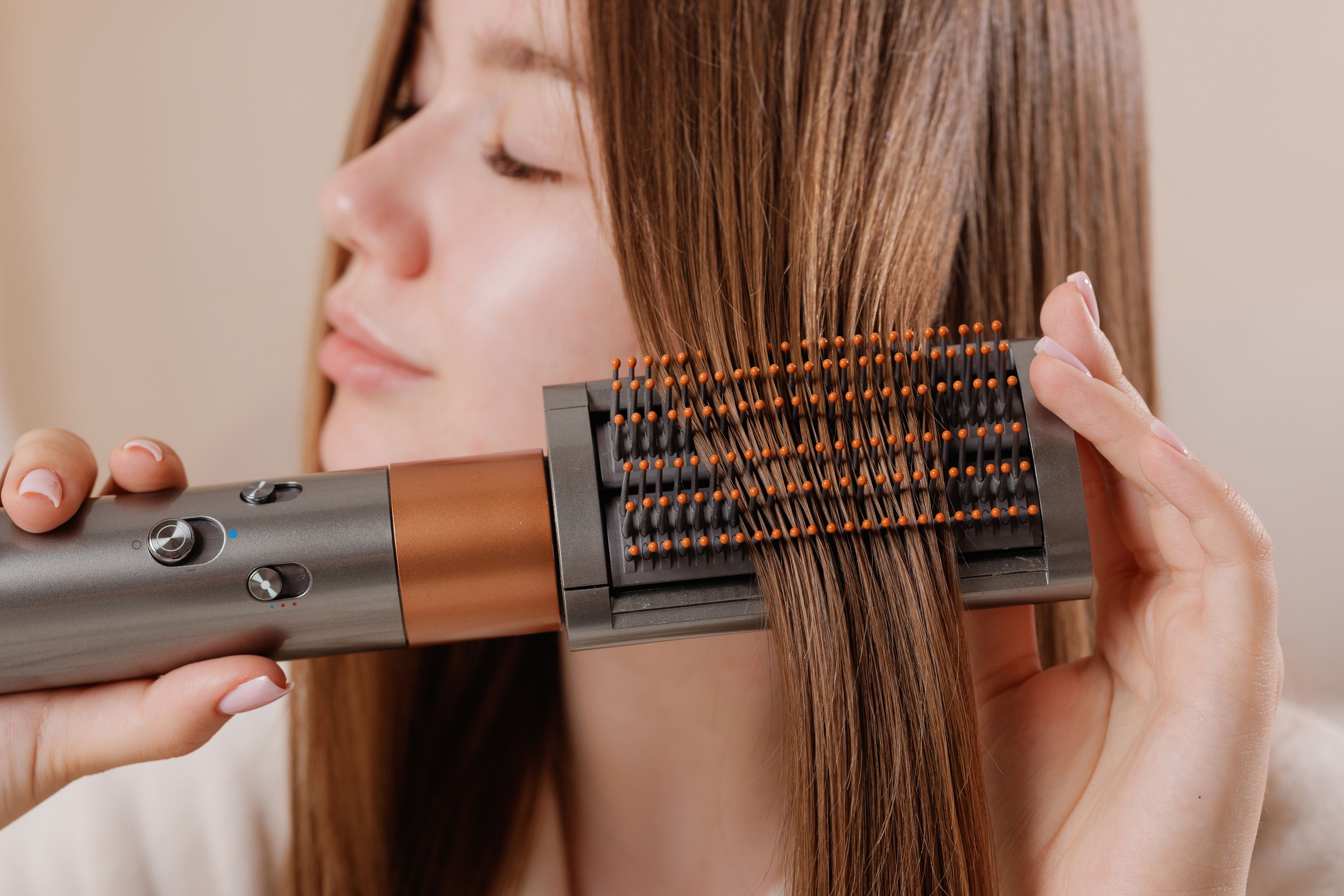 Bye-bye Glätteisen? Eine beheizte Bürste macht dem Beauty-Klassiker gerade ordentlich Konkurrenz.