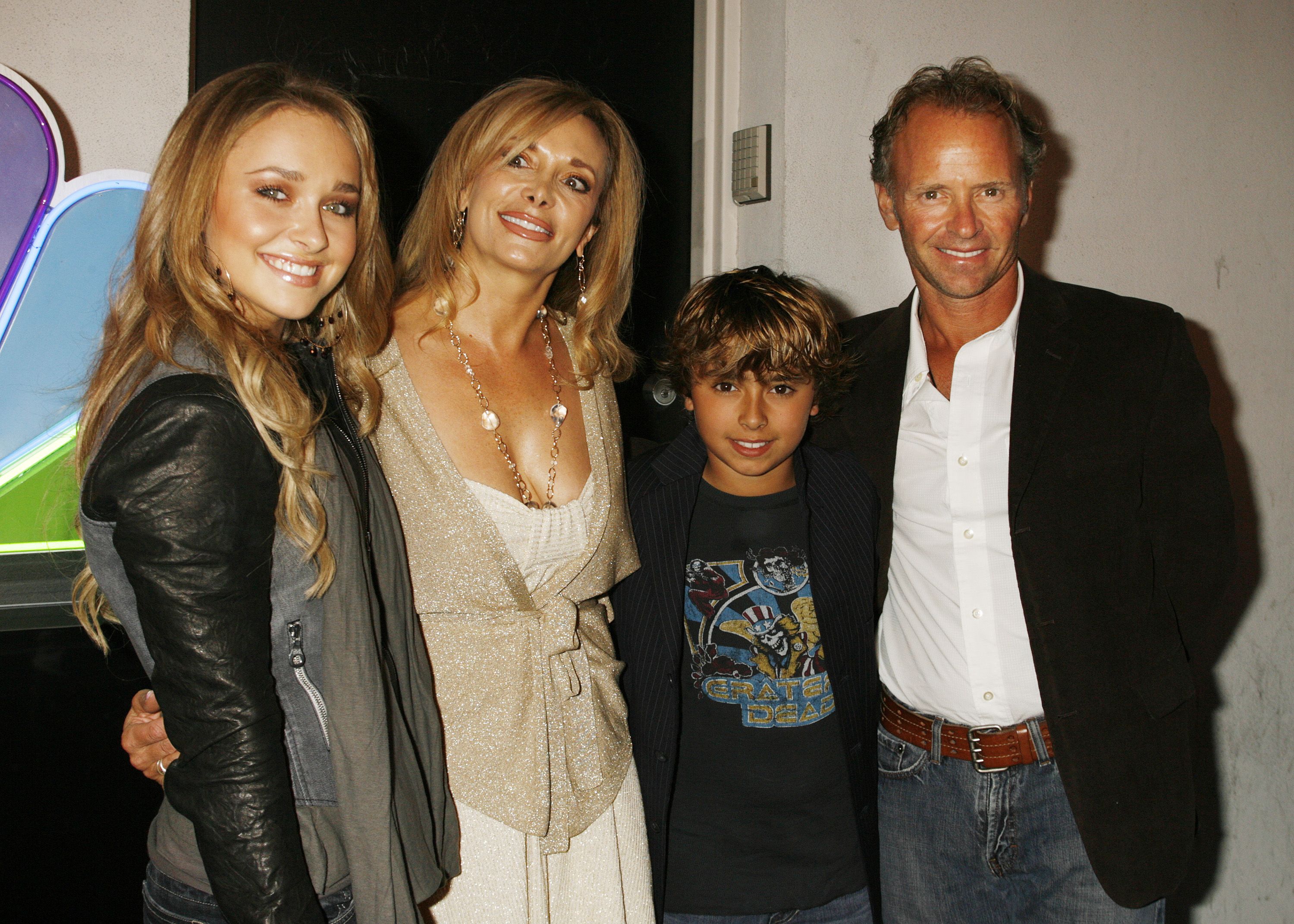 Hayden Panettiere mit Mutter Lesley, Bruder Jansen und Vater Skip Panettiere (v.l.) bei der Abschlussparty zur ersten Staffel ihrer NBC-Fernsehserie 