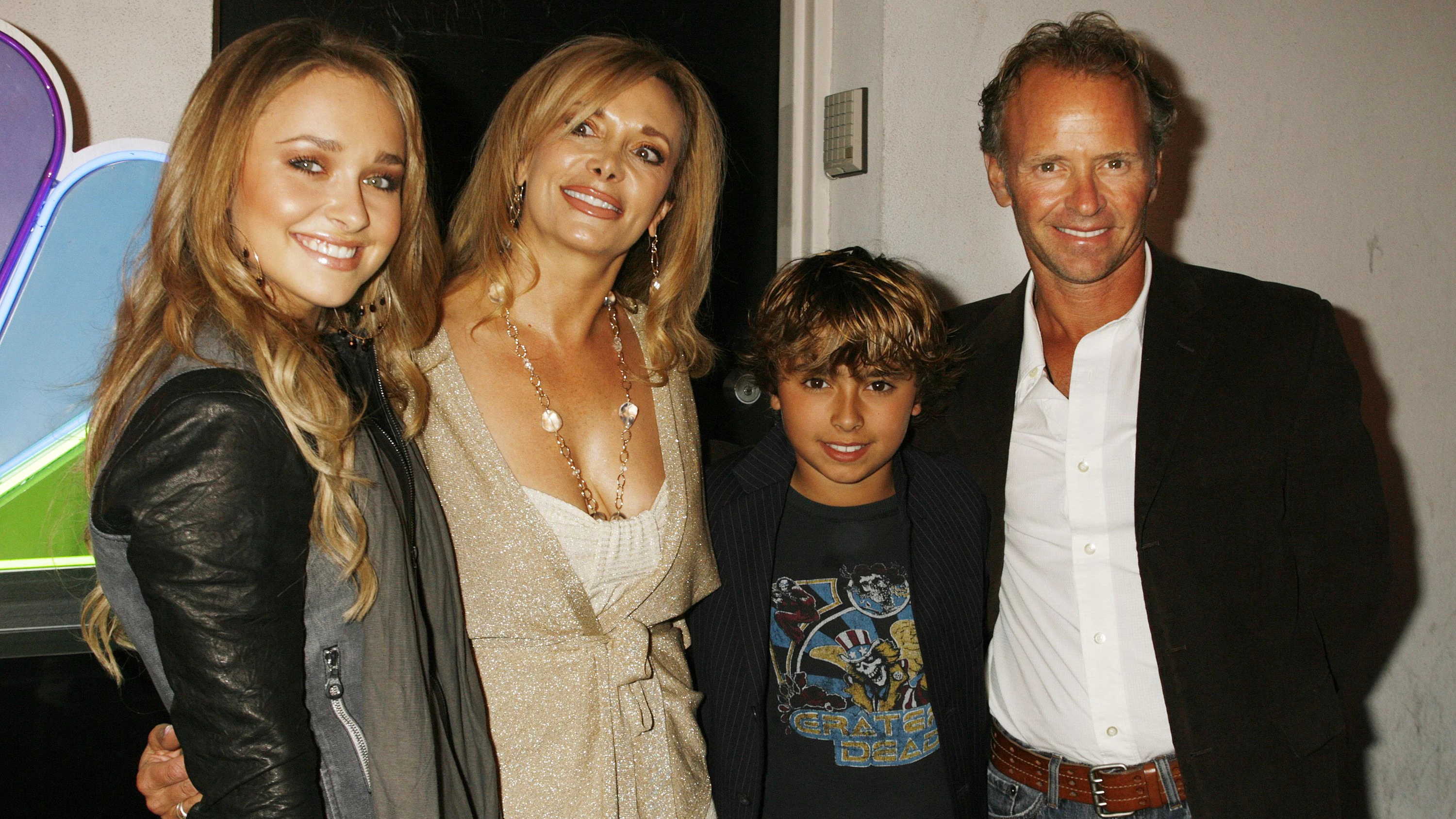 Hayden Panettiere mit Mutter Lesley, Bruder Jansen und Vater Skip Panettiere (v.l.) bei der Abschlussparty zur ersten Staffel ihrer NBC-Fernsehserie "Heroes" im April 2007.