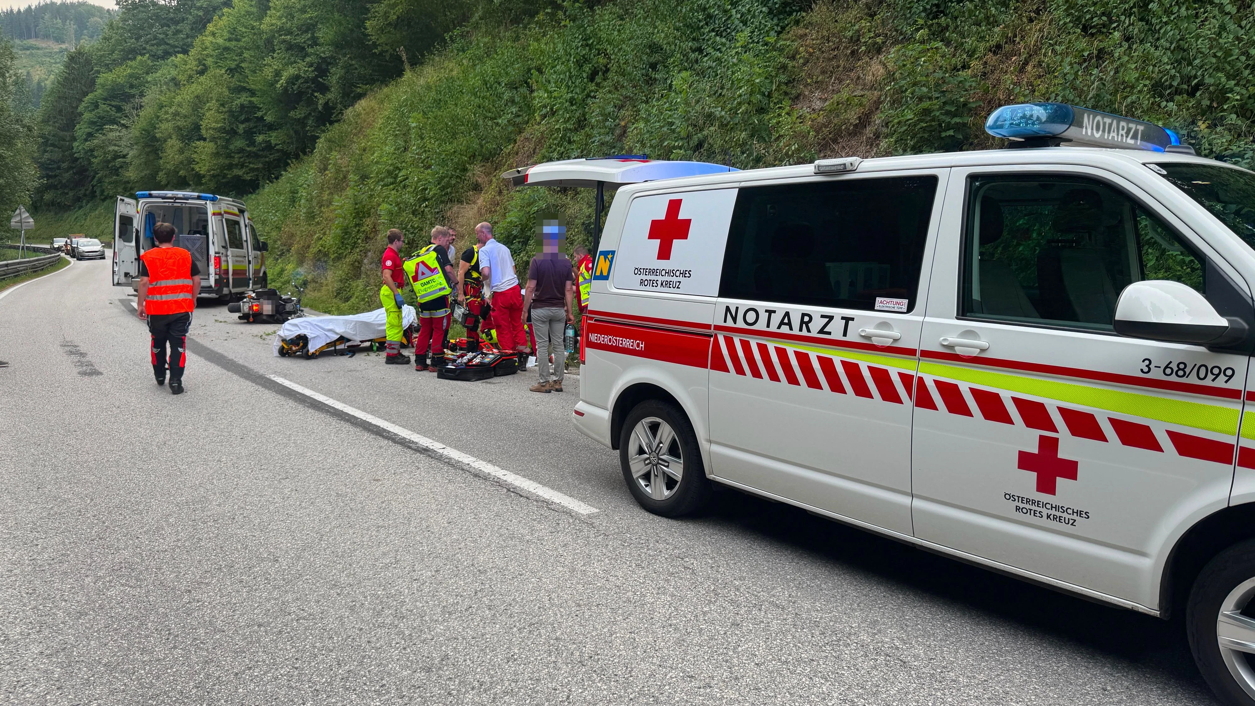 Heute.at - Biker stürzt auf B 28 – Hubschrauber im Einsatz