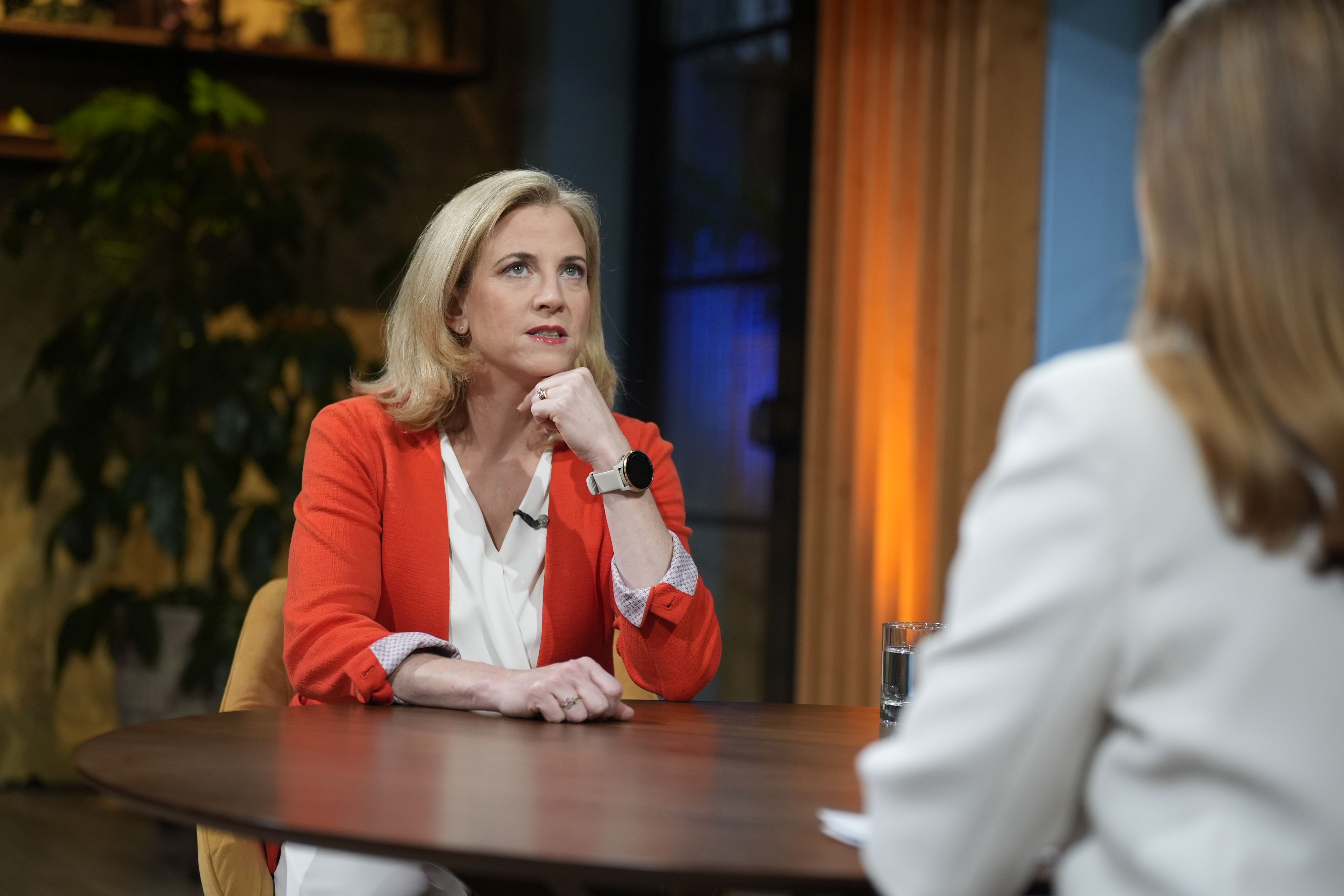 NEOS-Außenministerin Beate Meinl-Reisinger im ORF-Sommergespräch mit Moderatorin Simone Stribl.